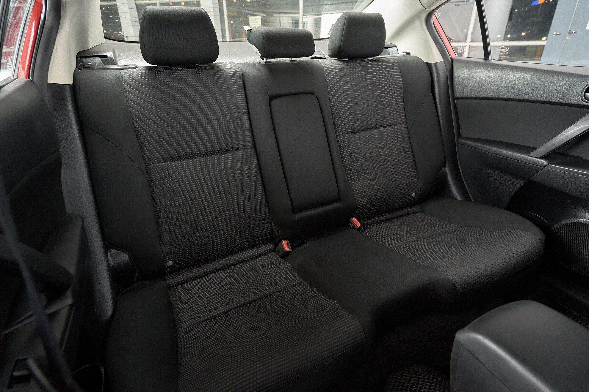 Mazda 3 2011, красный