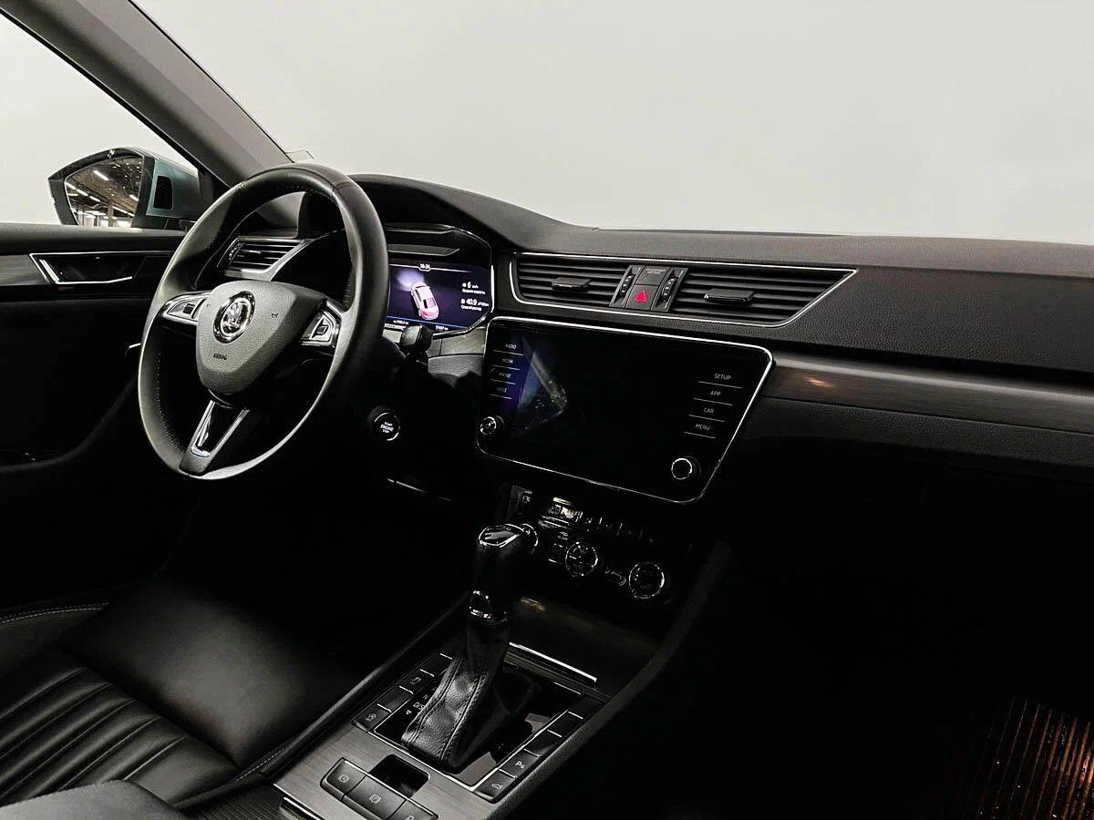 Skoda Superb 2020, серый