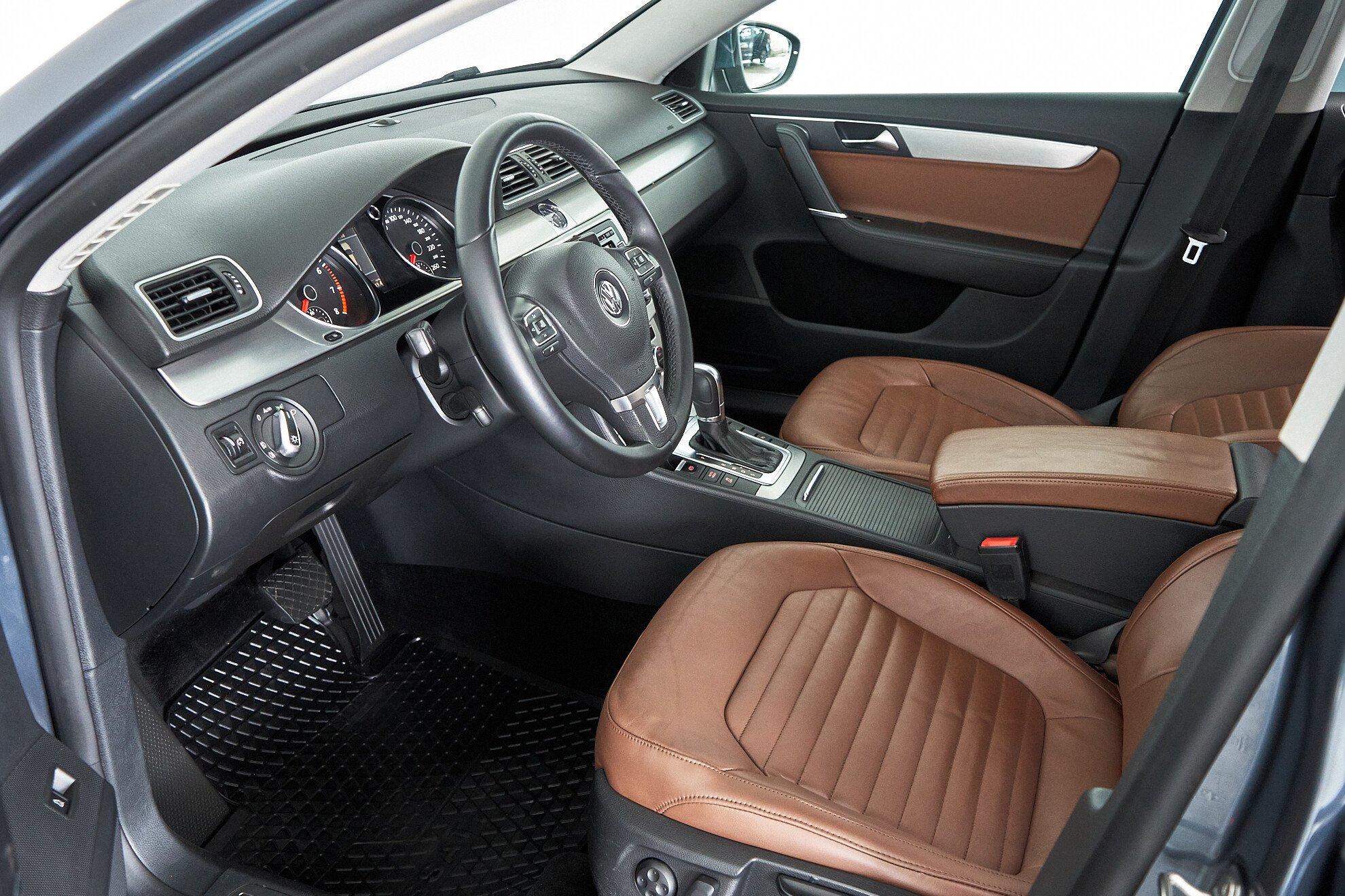 Volkswagen Passat 2012, серый