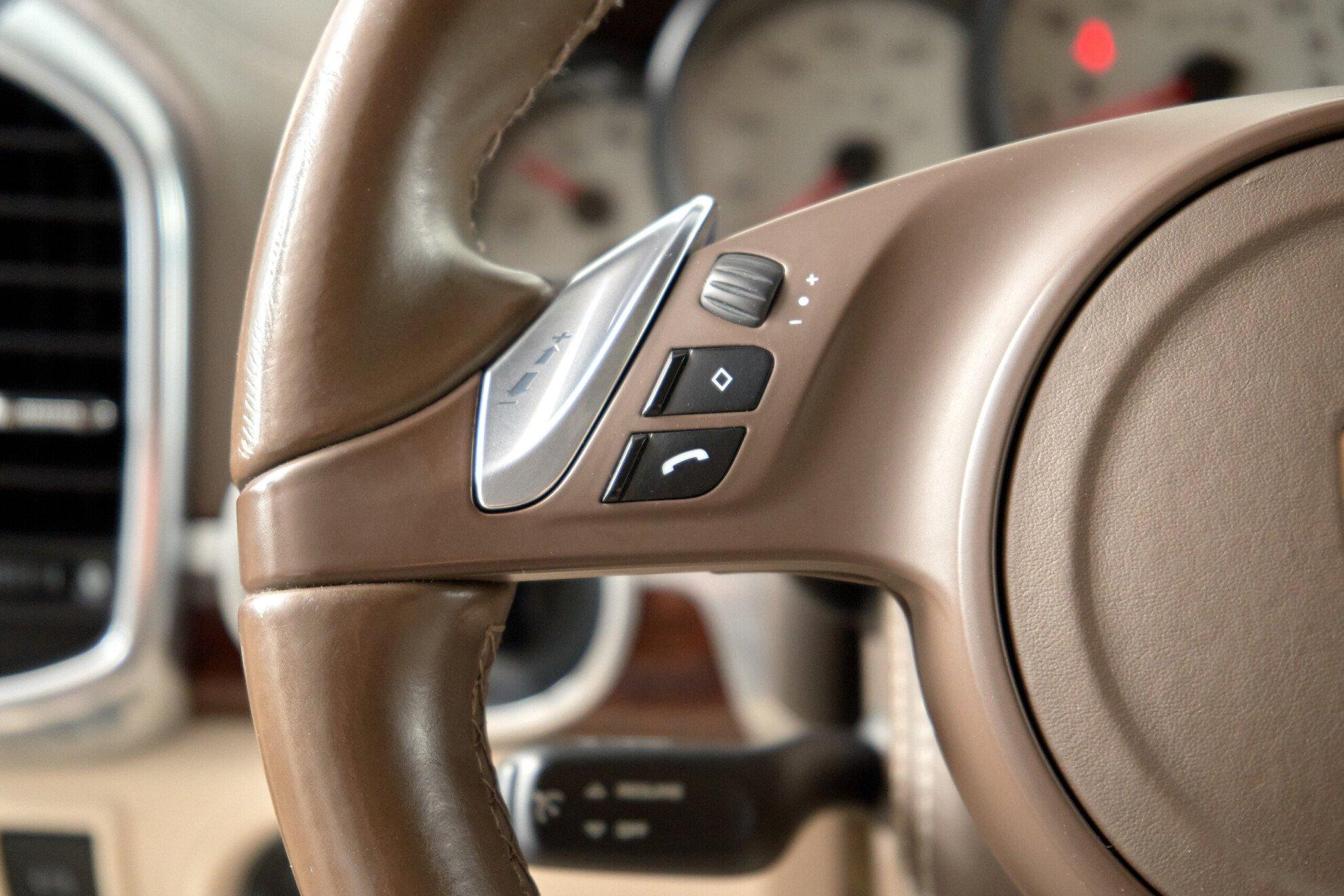 Porsche Cayenne 2012, черный