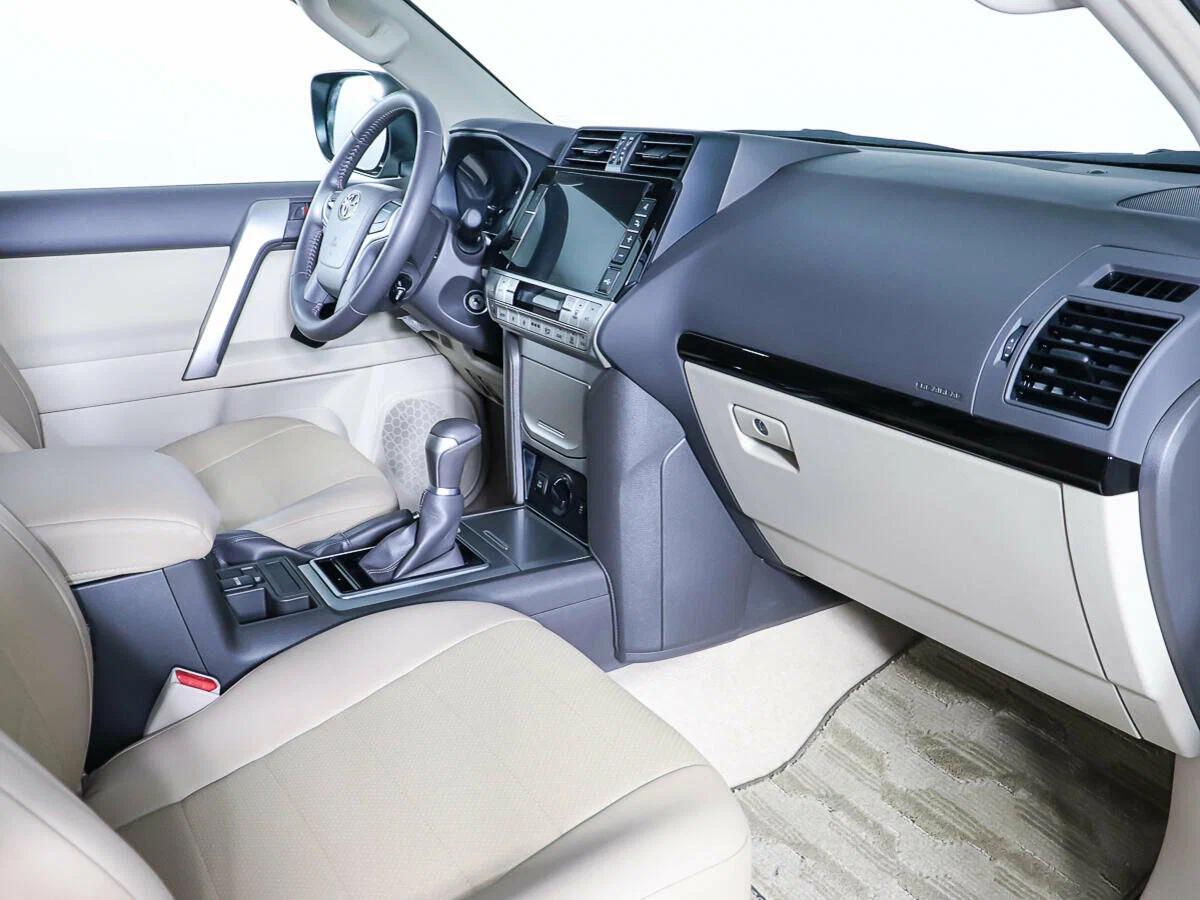 Toyota Land Cruiser Prado 2022, белый
