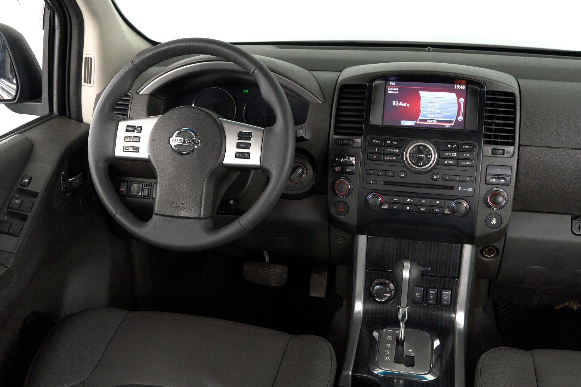Nissan Pathfinder 2011, пурпурный