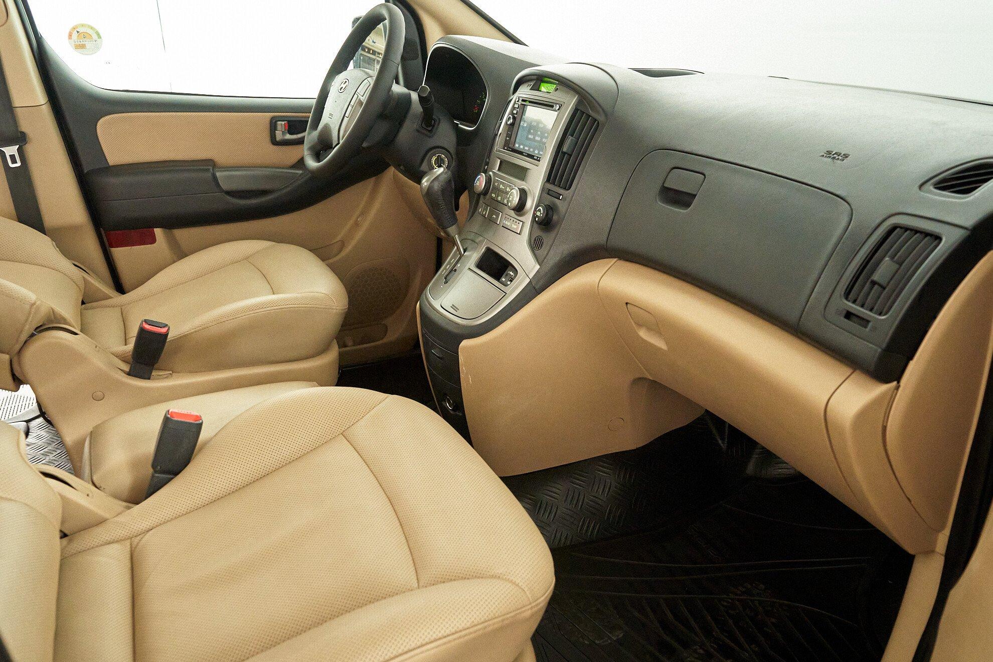Hyundai Grand Starex 2012, серебряный