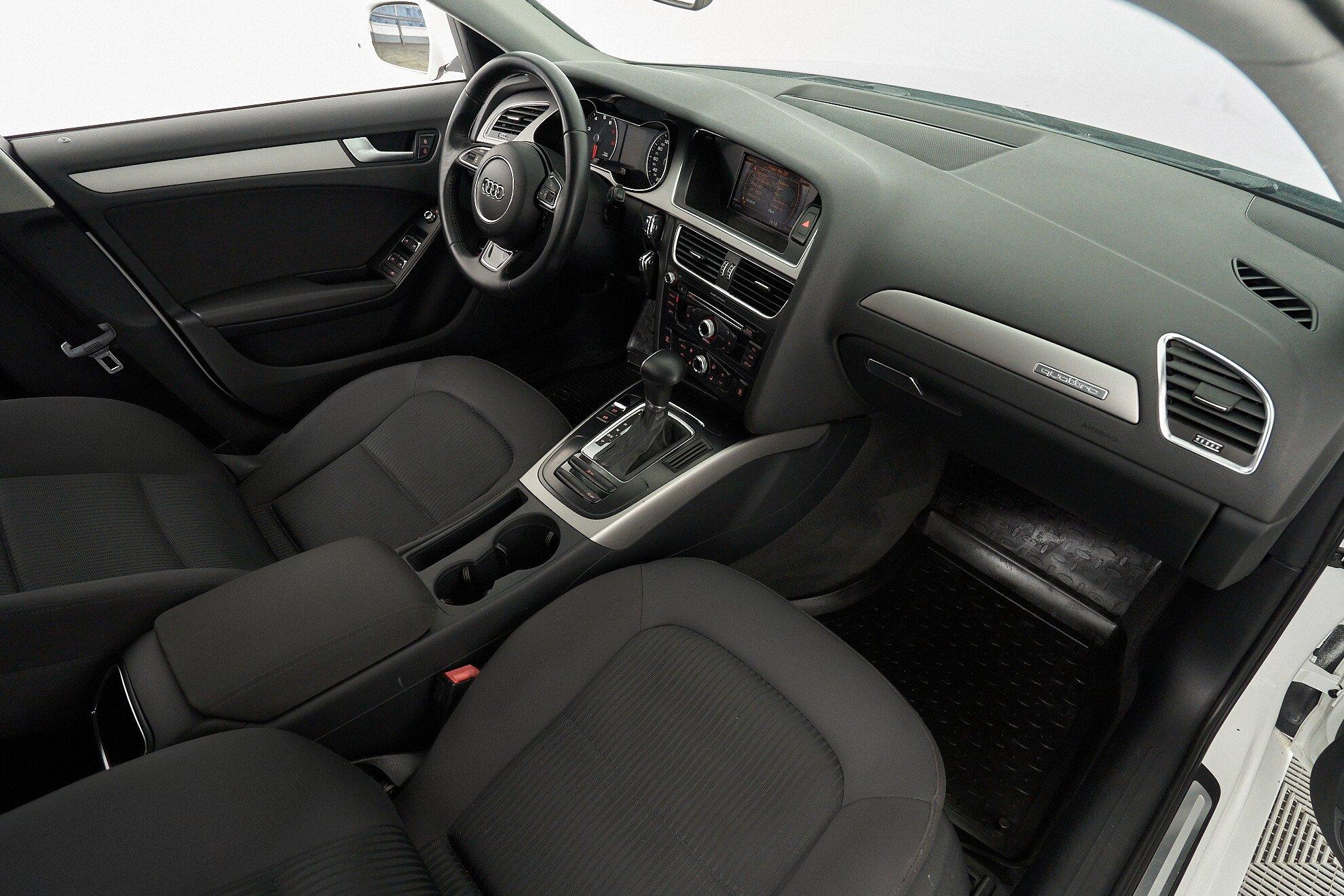 Audi A4 2012, белый