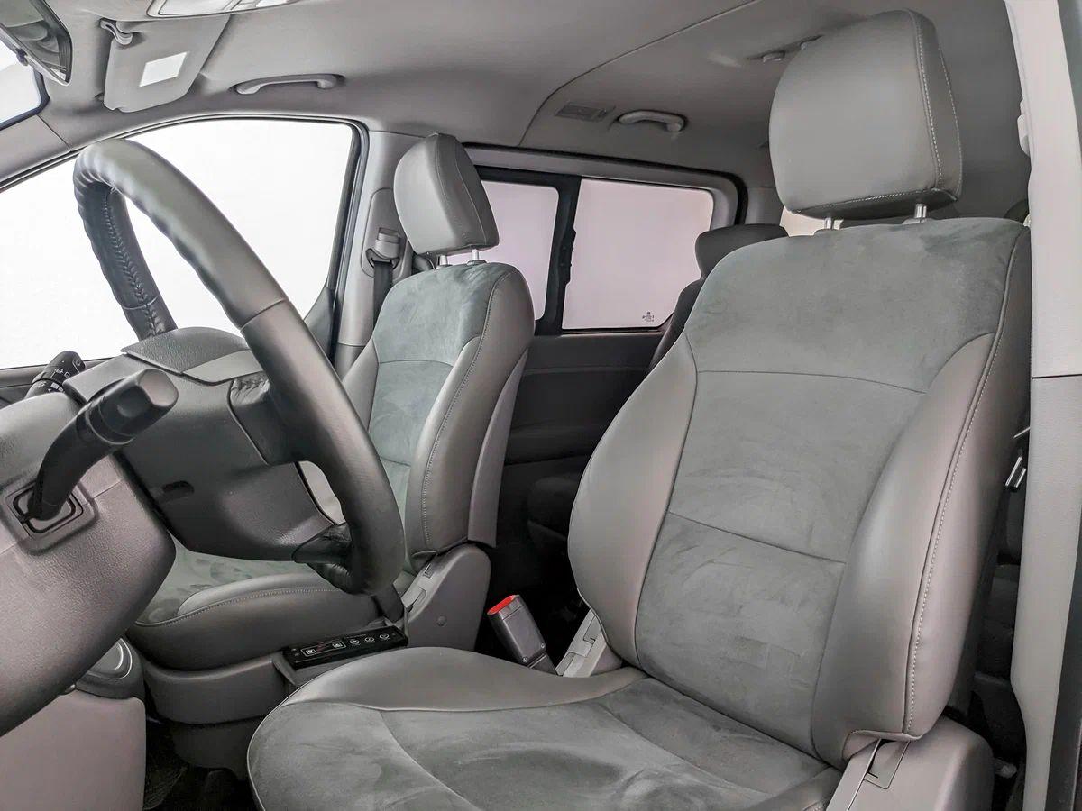 Hyundai H-1 2013, серебряный
