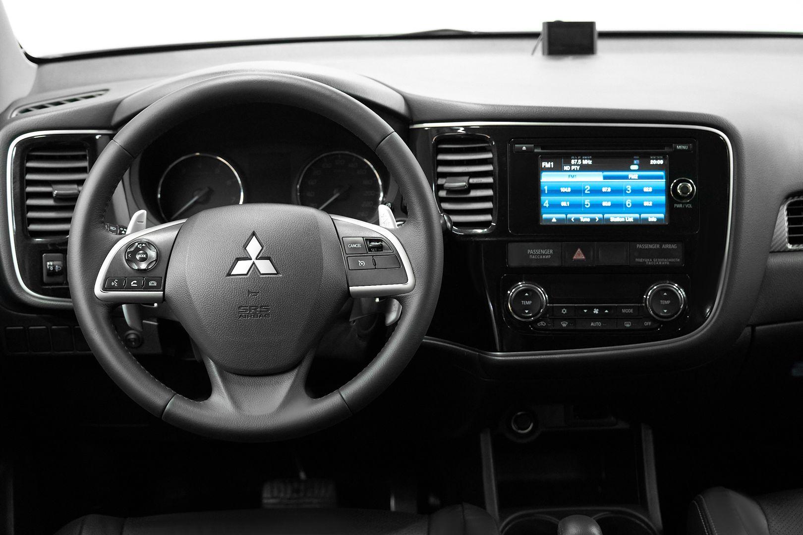 Mitsubishi Outlander 2013, белый