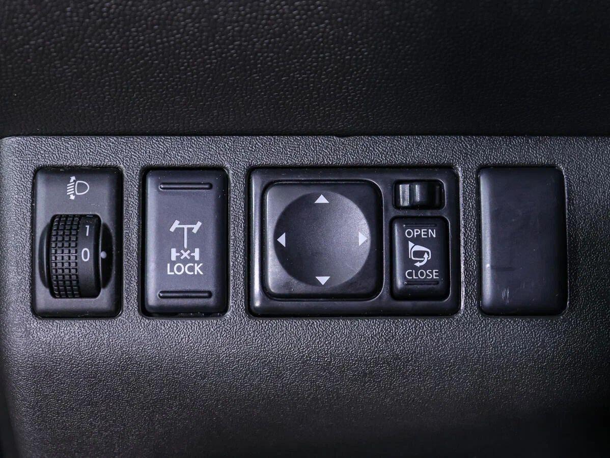 Nissan Navara (Frontier) 2012, коричневый