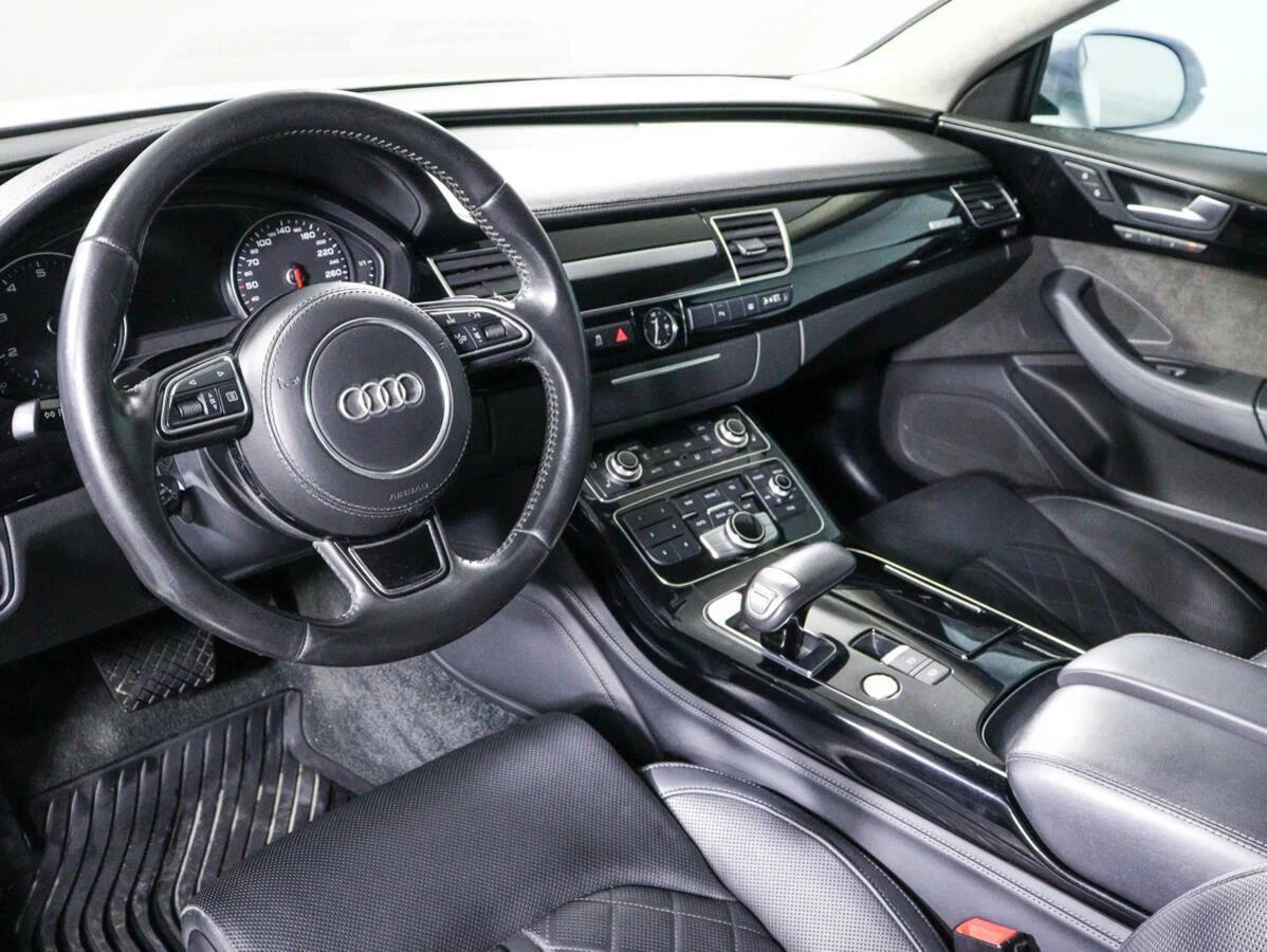 Audi A8 2017, белый