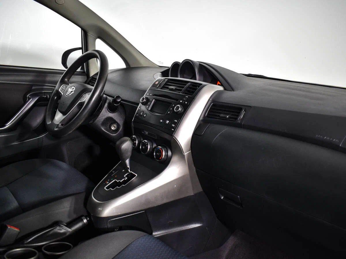 Toyota Verso 2015, серебряный