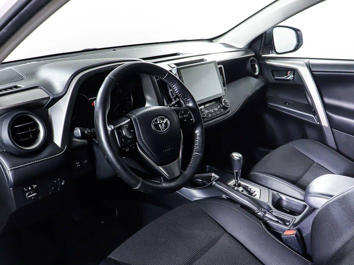 Toyota RAV4 2018, белый