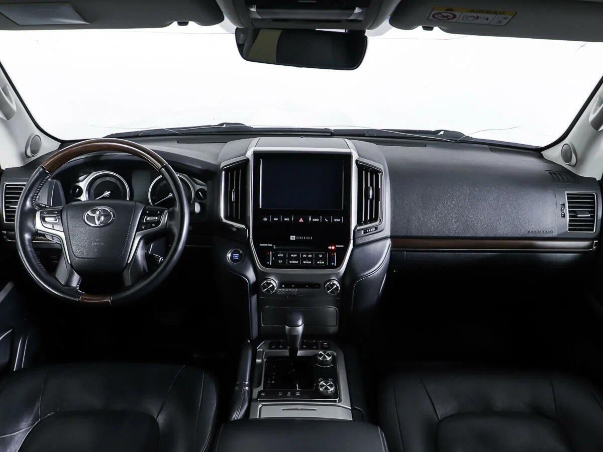Toyota Land Cruiser 2019, белый