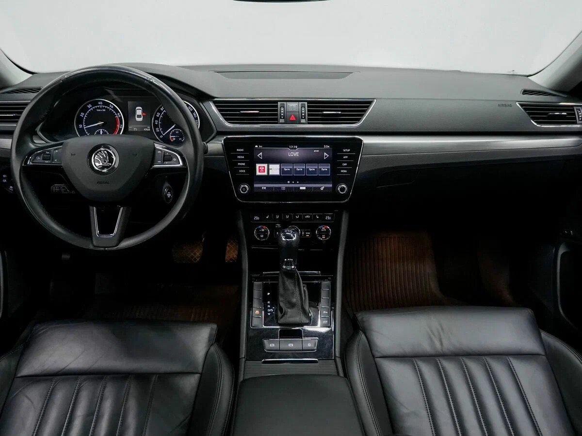 Skoda Superb 2018, зеленый