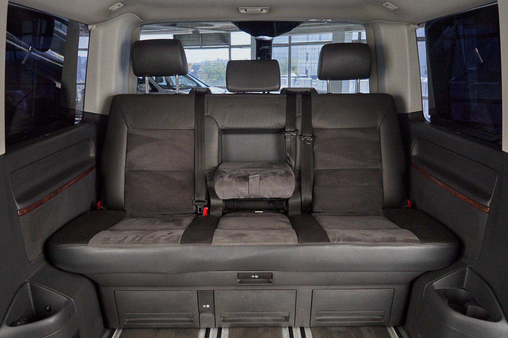 Volkswagen Multivan 2010, серебряный