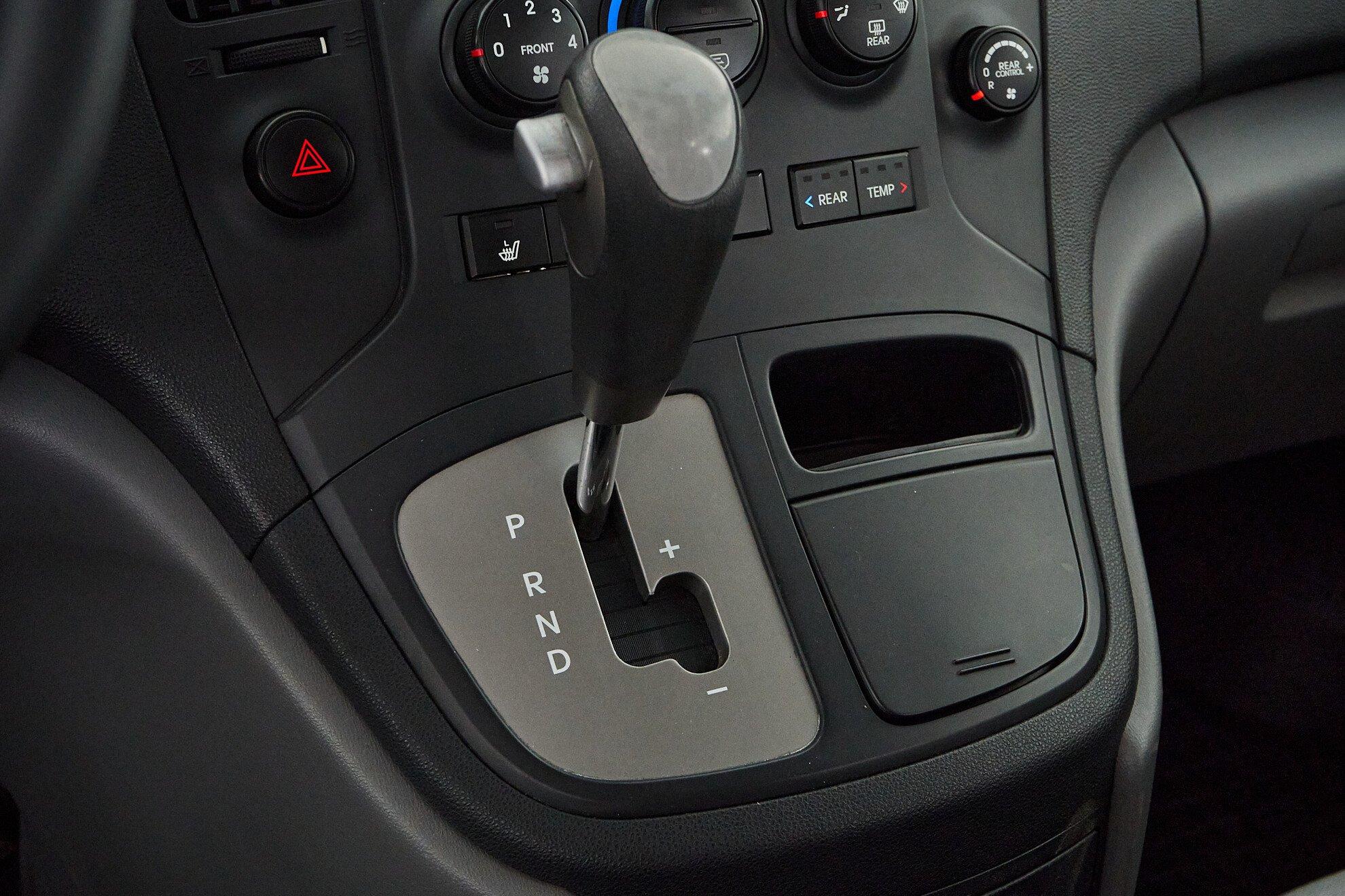 Hyundai Grand Starex 2010, серебряный