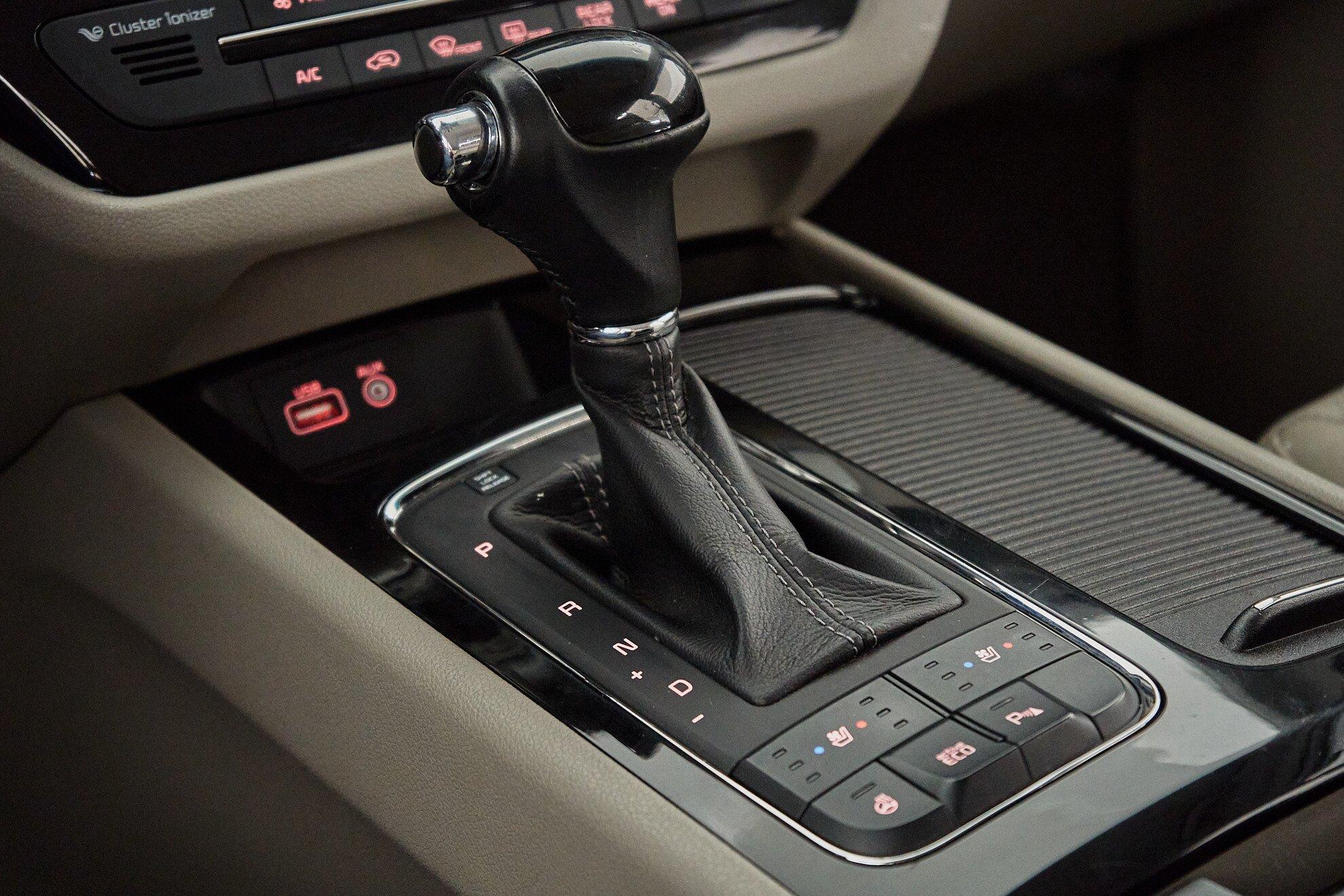 Kia Carnival 2016, черный