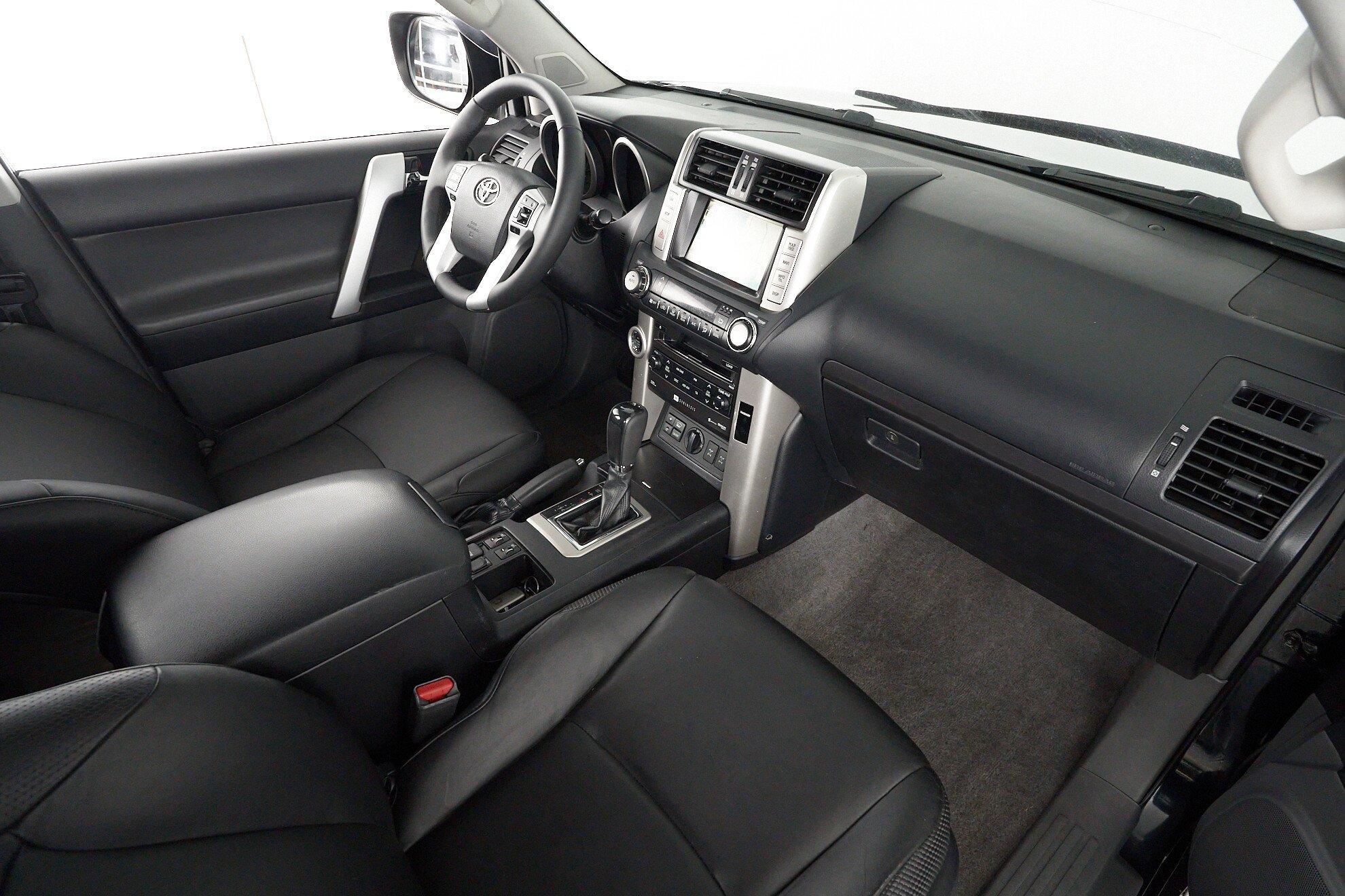 Toyota Land Cruiser Prado 2011, серый