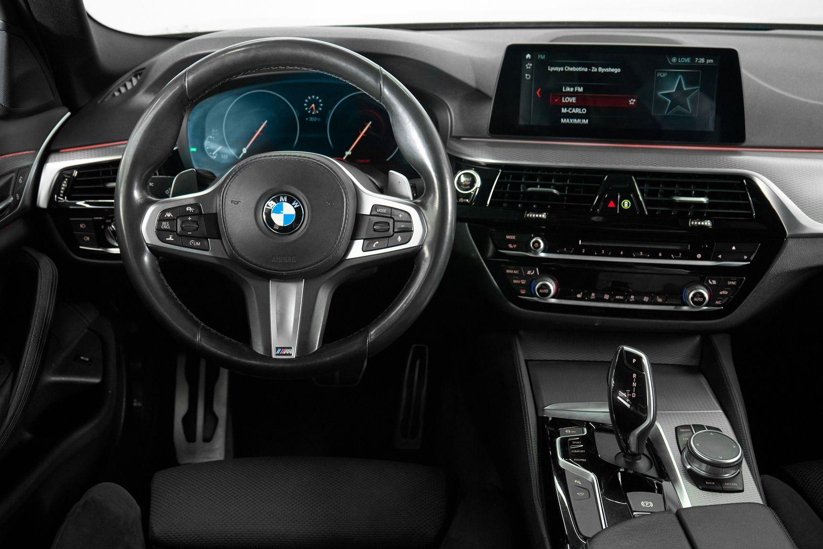 BMW 5 серии 2020, серый