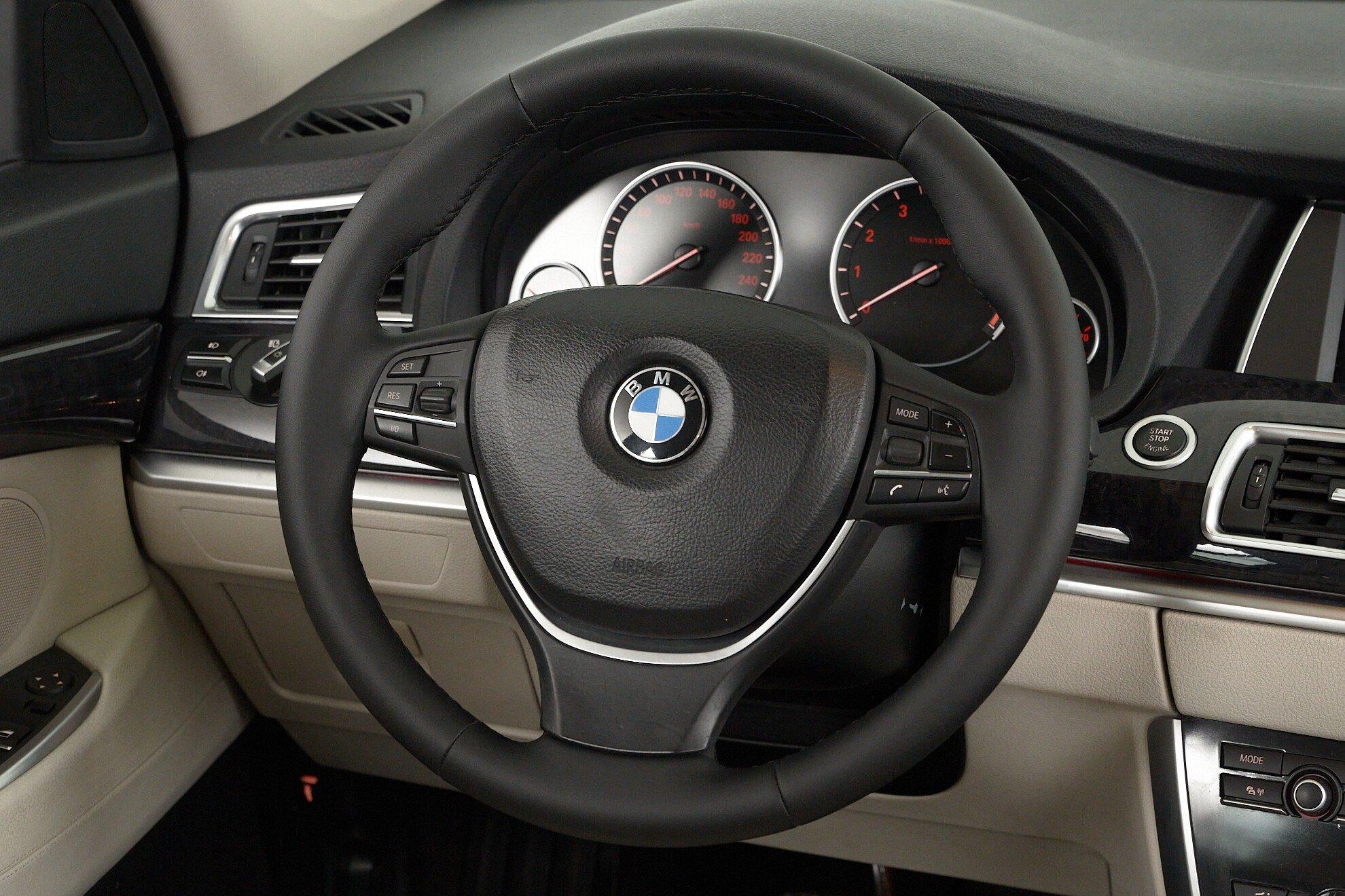 BMW 5 серии 2012, белый