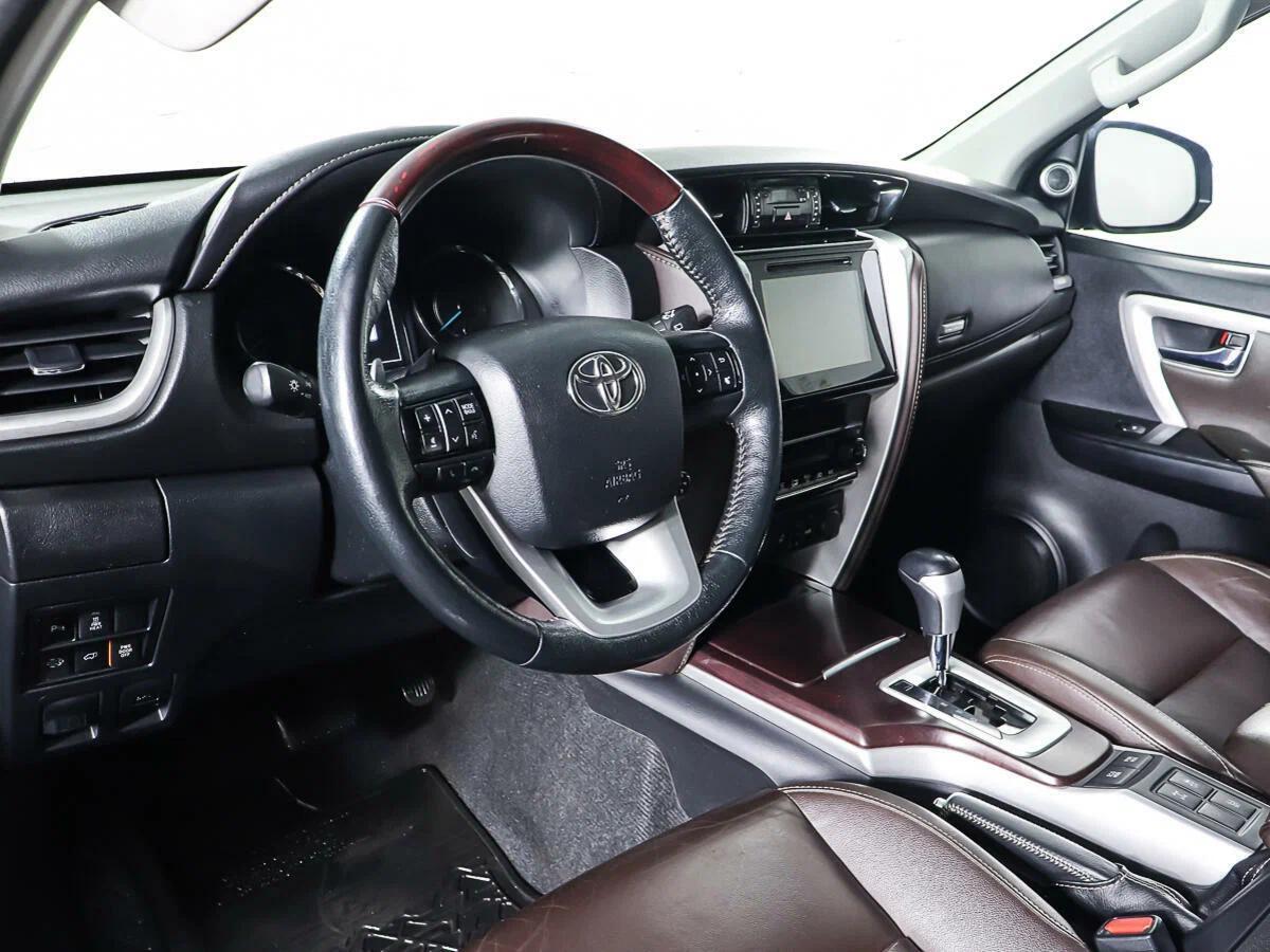 Toyota Fortuner 2016, серый
