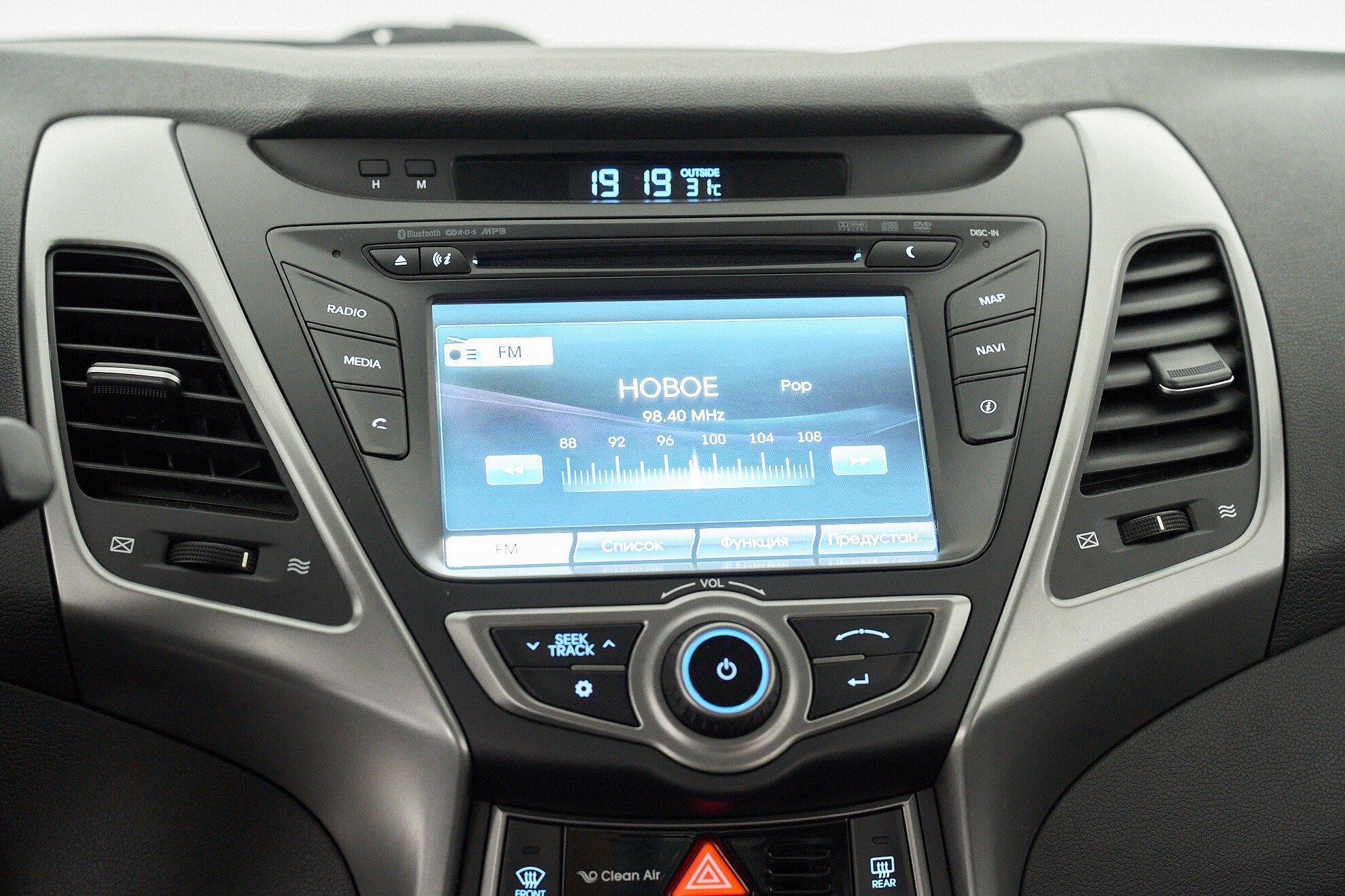 Hyundai Elantra 2015, серебряный