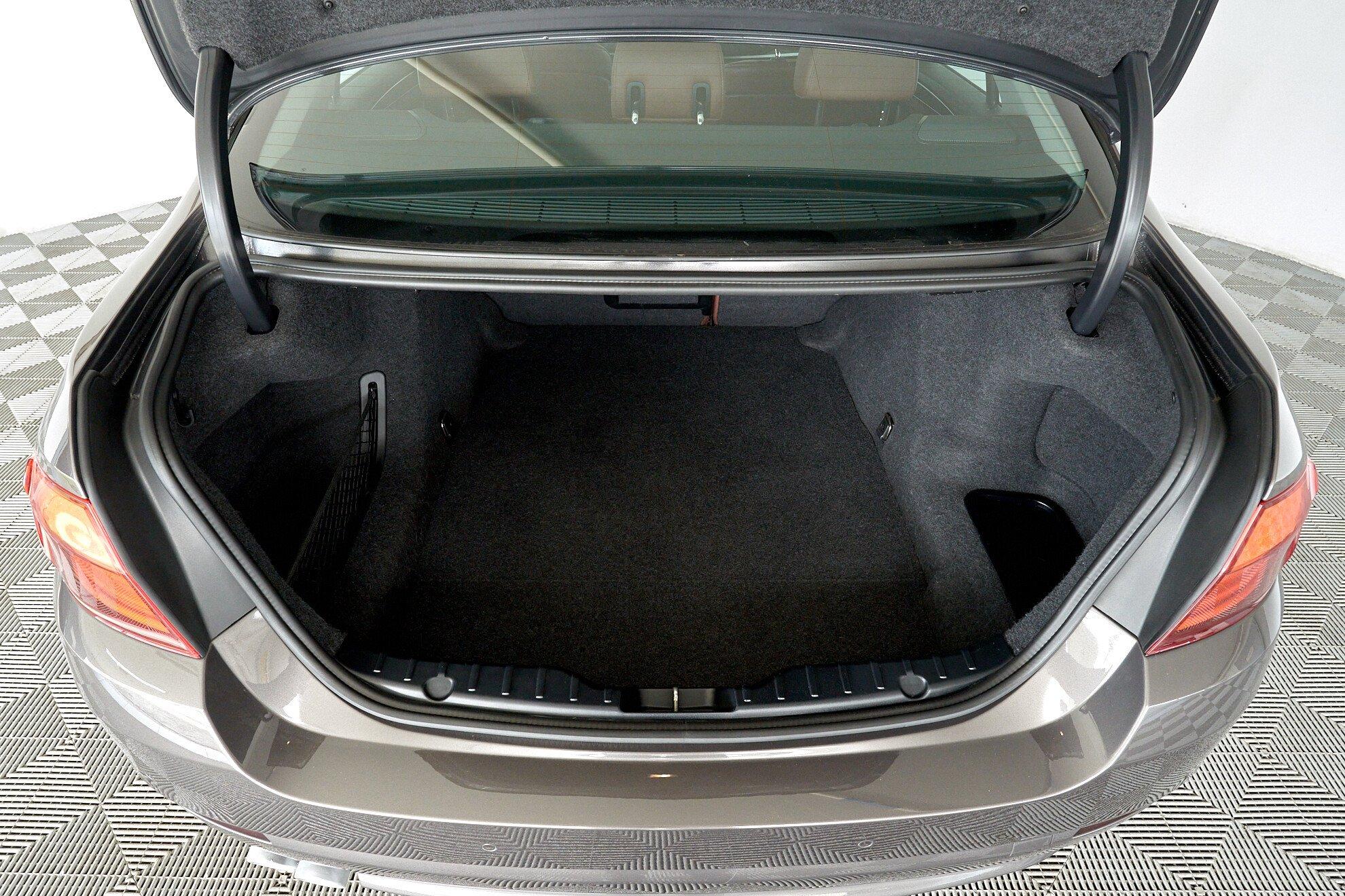 BMW 5 серии 2012, бежевый