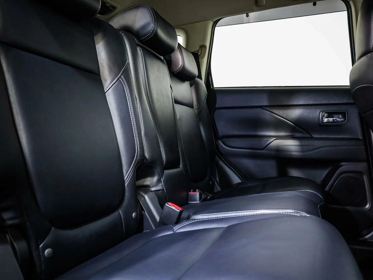 Mitsubishi Outlander 2019, черный