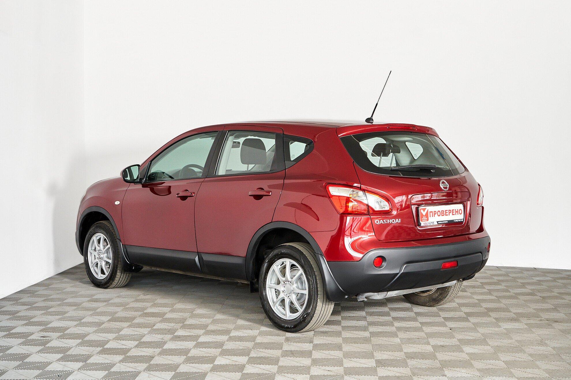 Nissan Qashqai 2013, красный