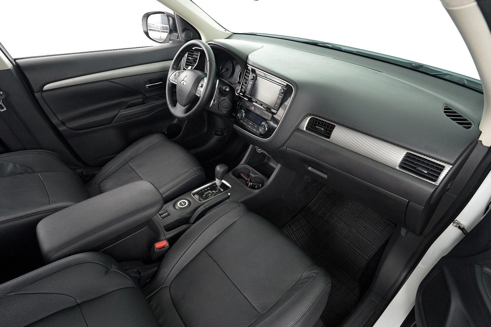 Mitsubishi Outlander 2013, белый