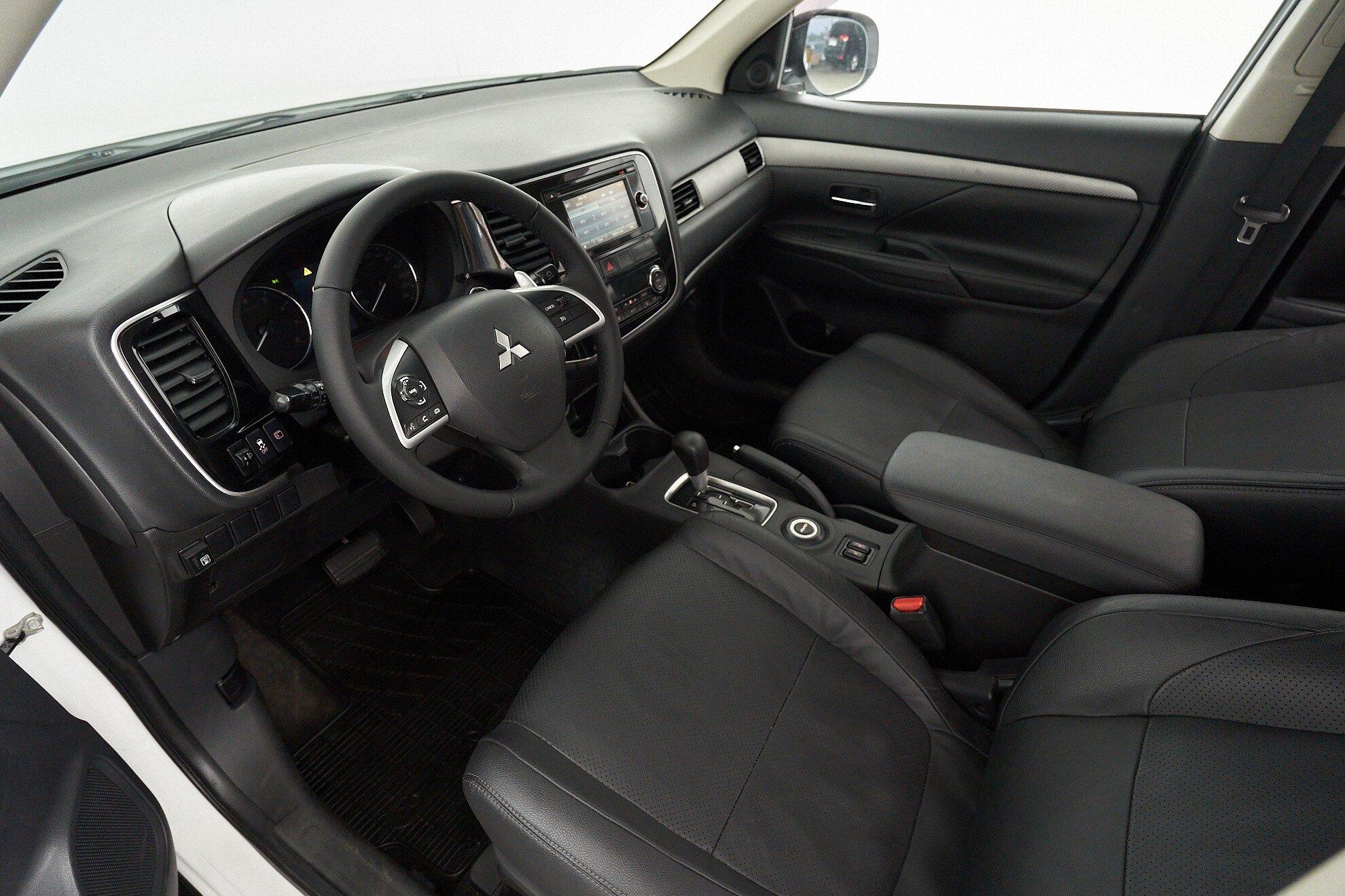 Mitsubishi Outlander 2012, белый