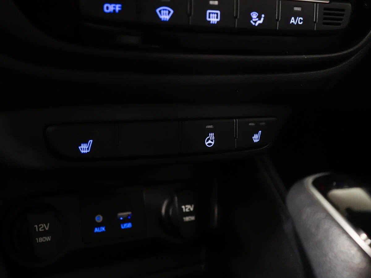 Hyundai Solaris 2018, красный