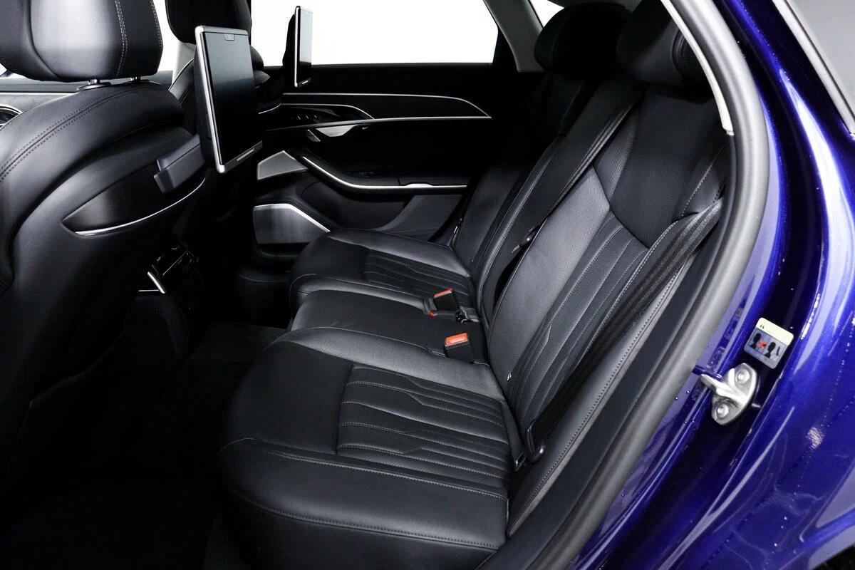 Audi A8 2018, синий