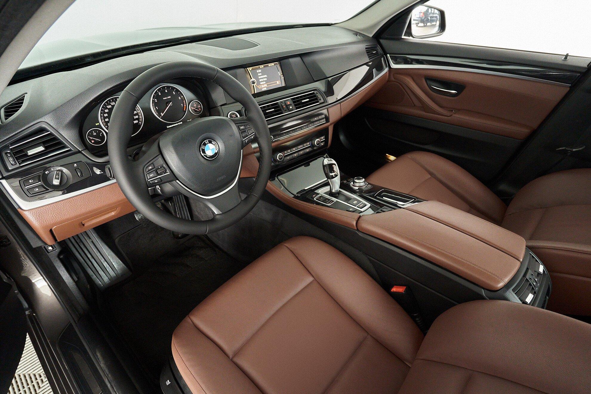 BMW 5 серии 2012, бежевый