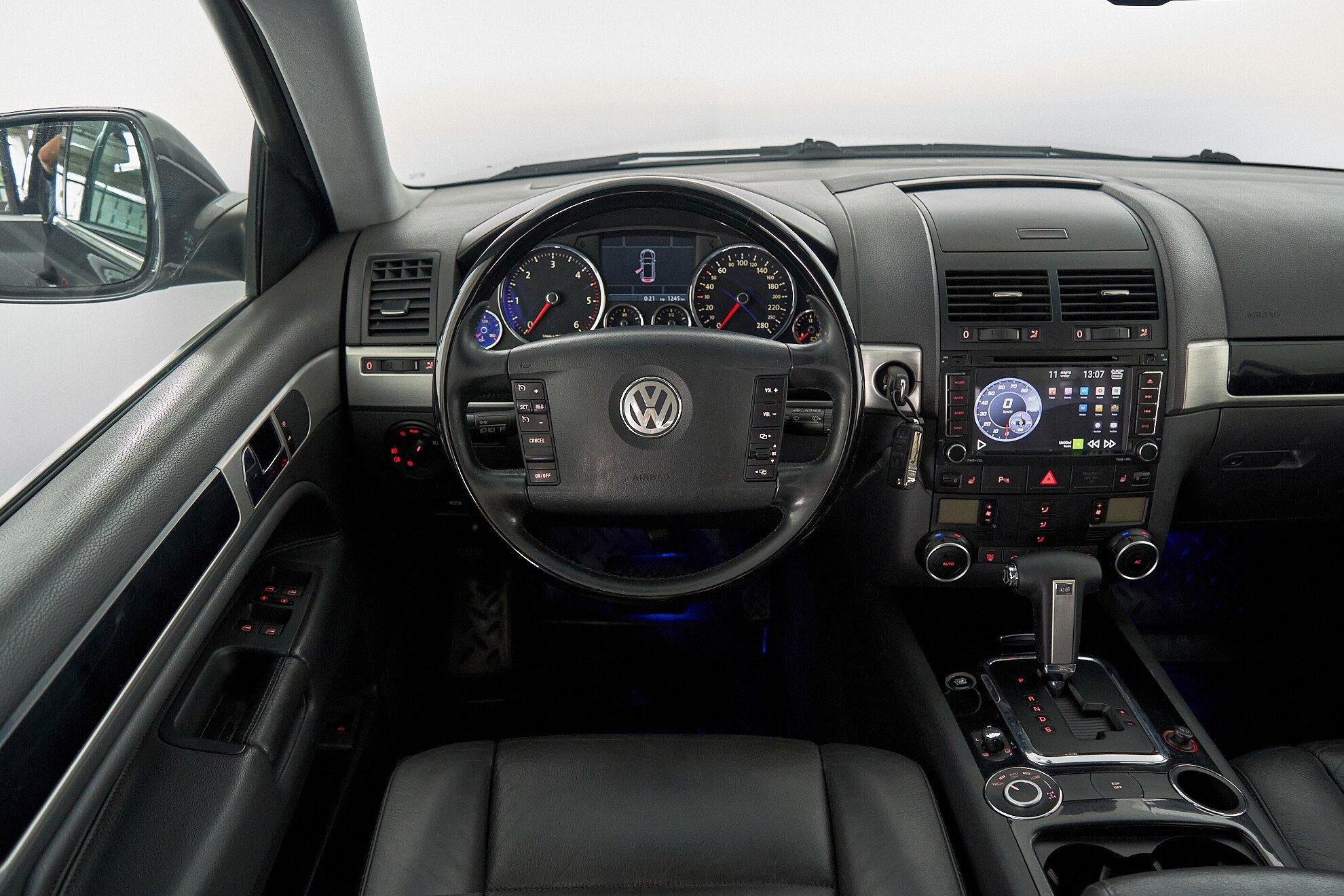 Volkswagen Touareg 2008, серый