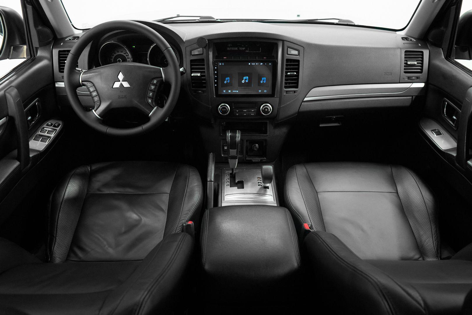 Mitsubishi Pajero 2011, серебряный