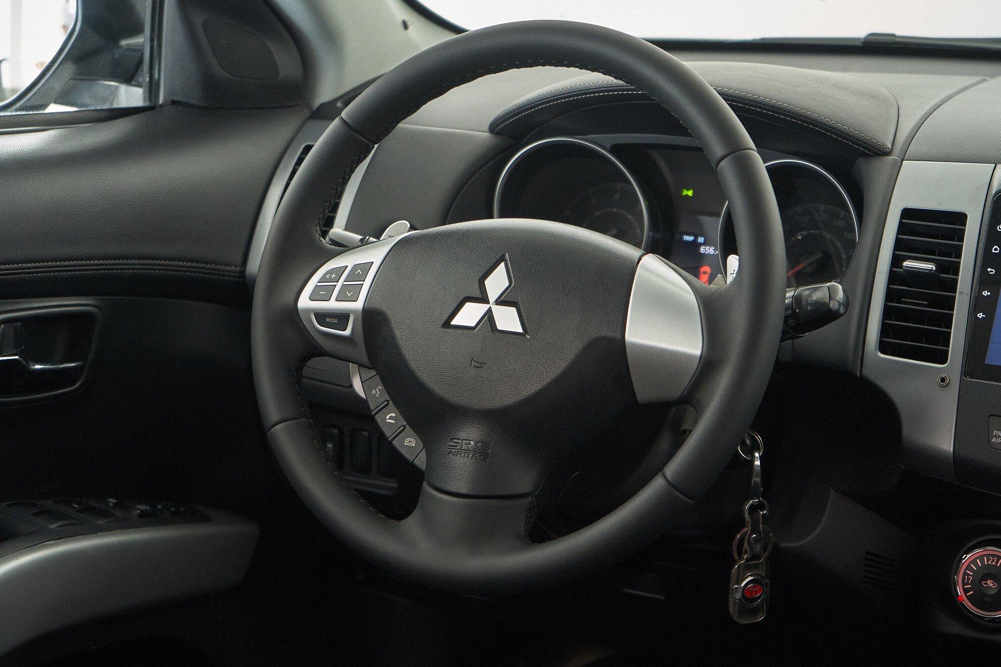 Mitsubishi Outlander 2010, белый