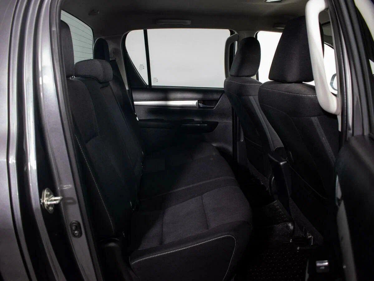 Toyota Hilux 2017, серый