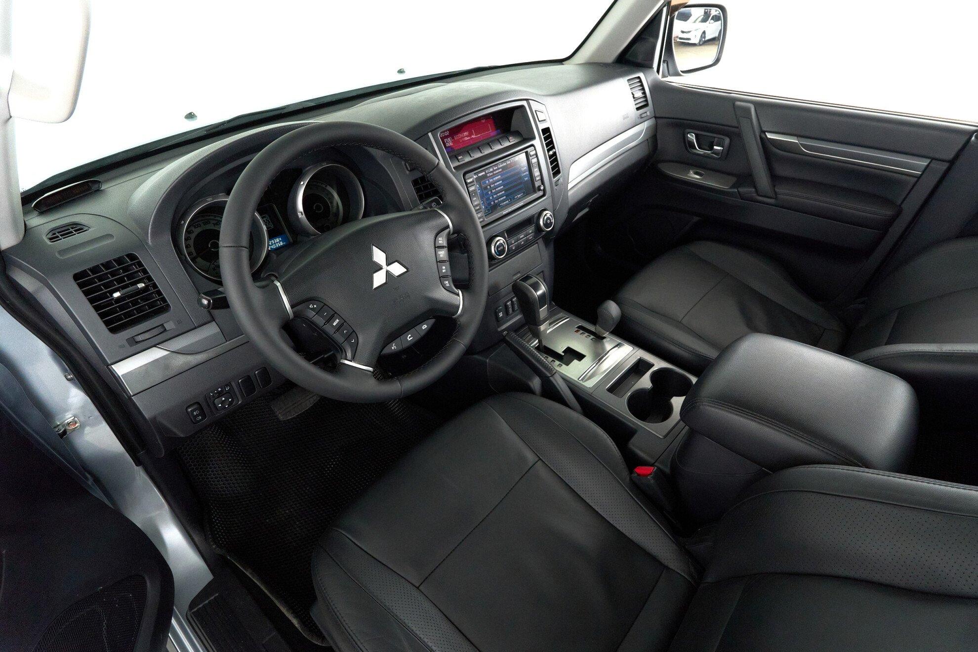 Mitsubishi Pajero 2010, серебряный