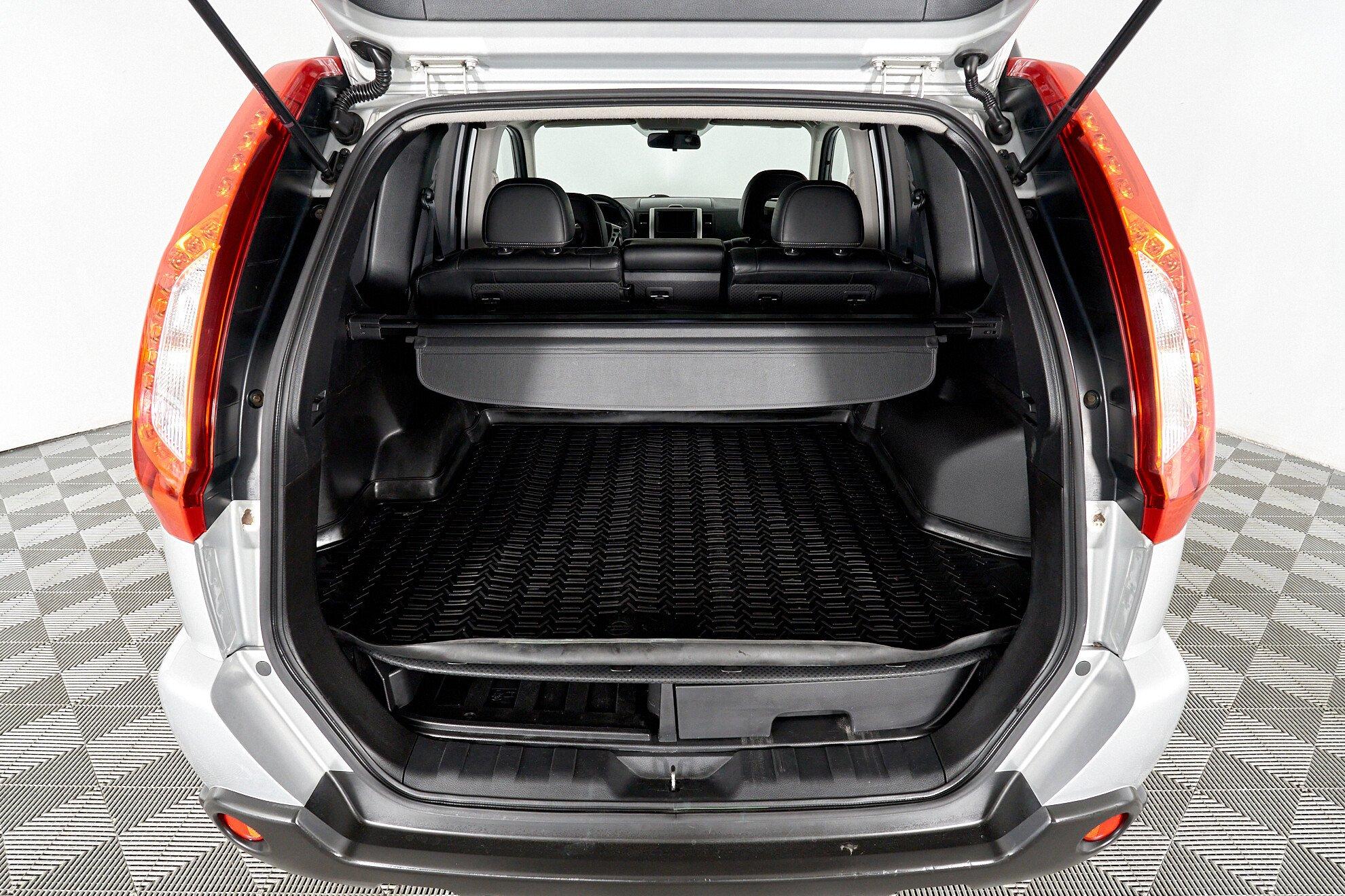 Nissan X-Trail 2011, серебряный