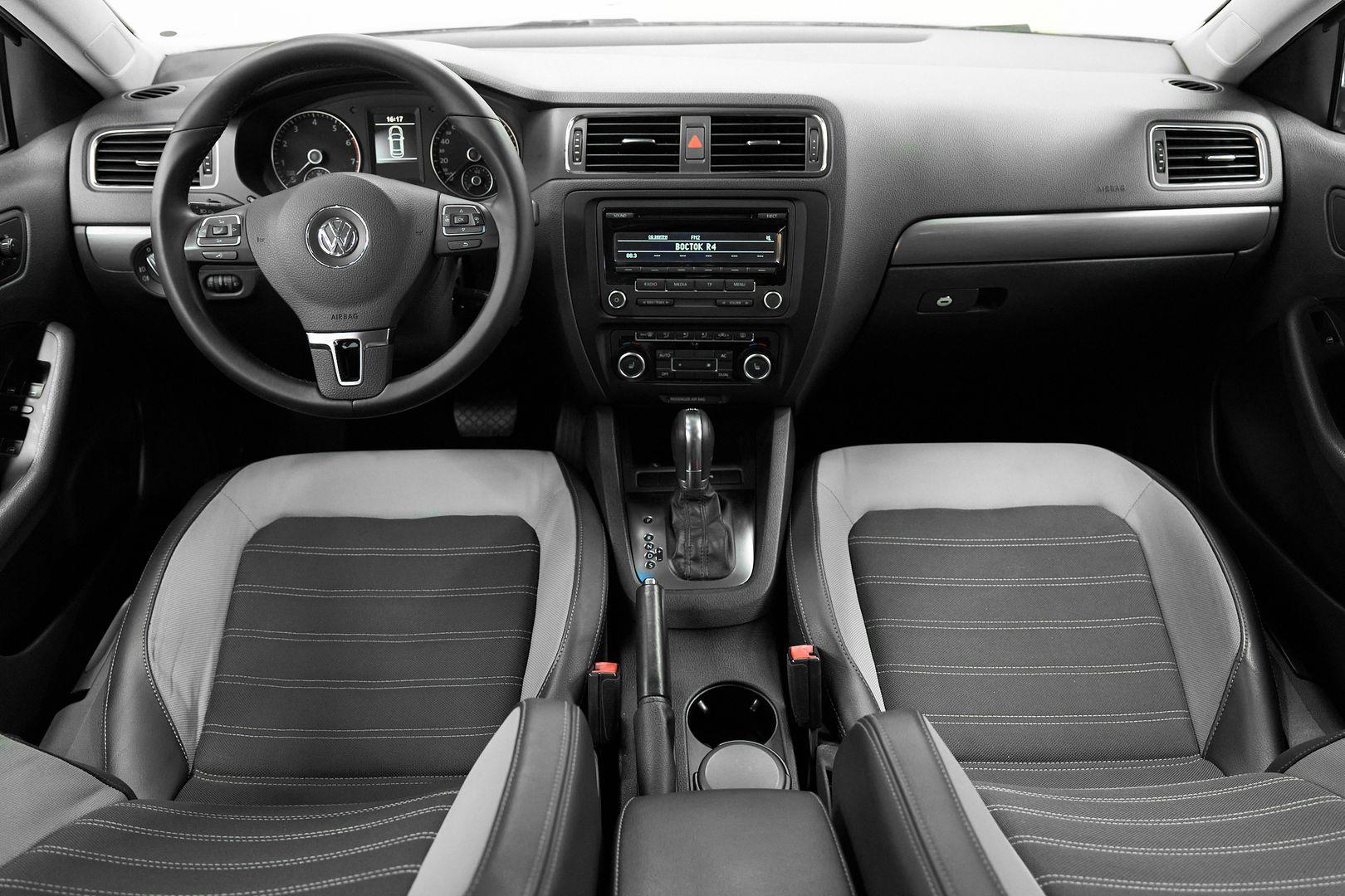 Volkswagen Jetta 2014, серый