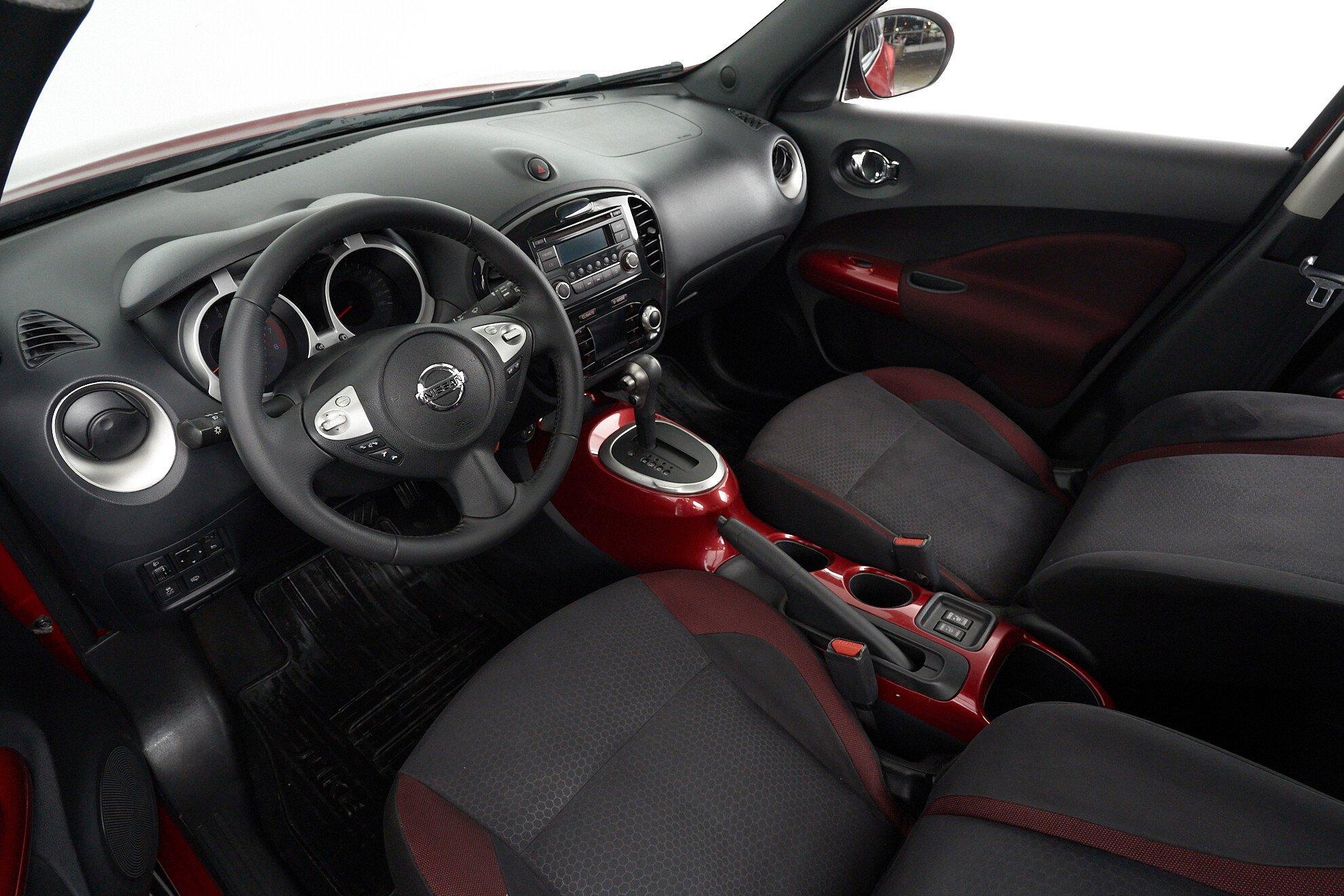 Nissan Juke 2011, красный