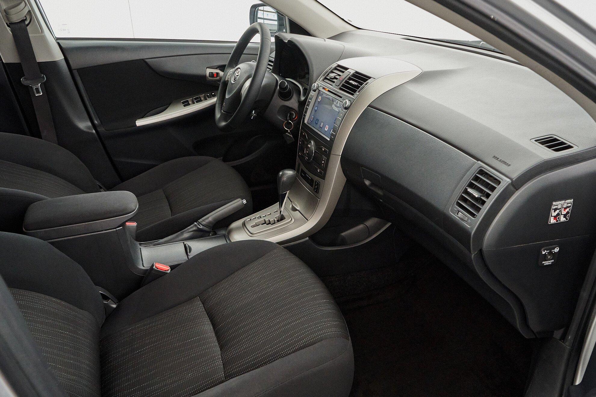 Toyota Corolla 2010, серебряный