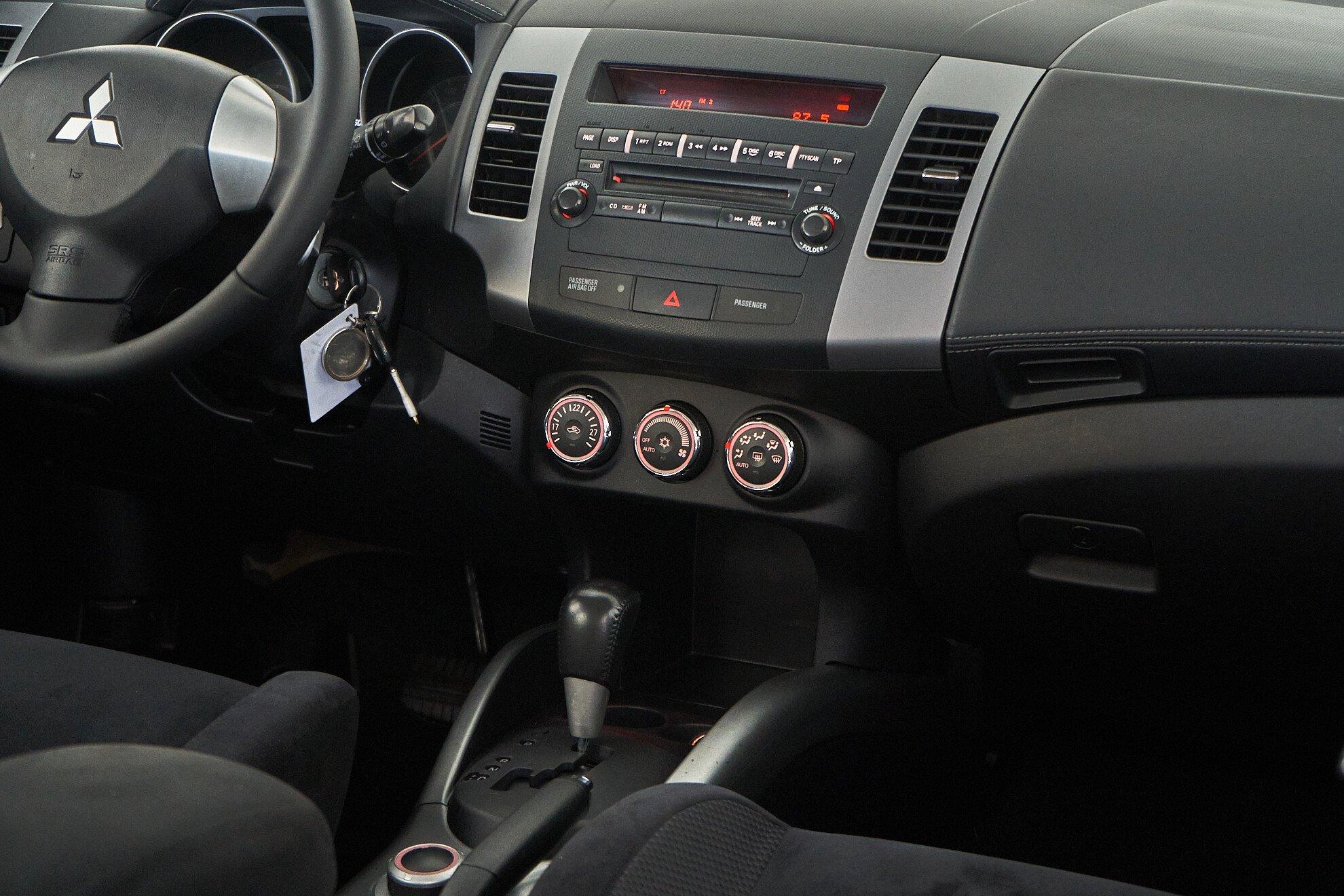 Mitsubishi Outlander 2011, серый