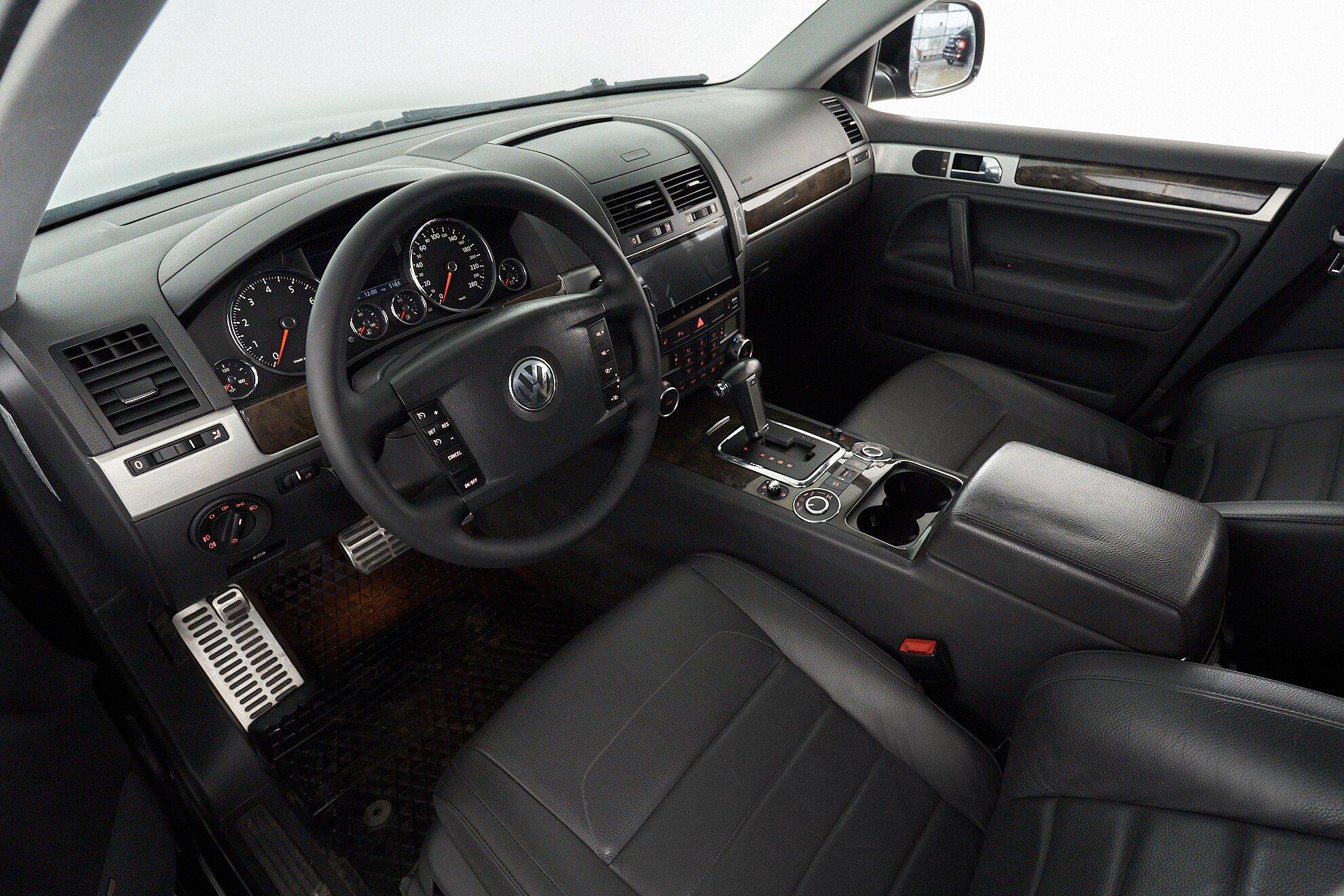 Volkswagen Touareg 2007, черный