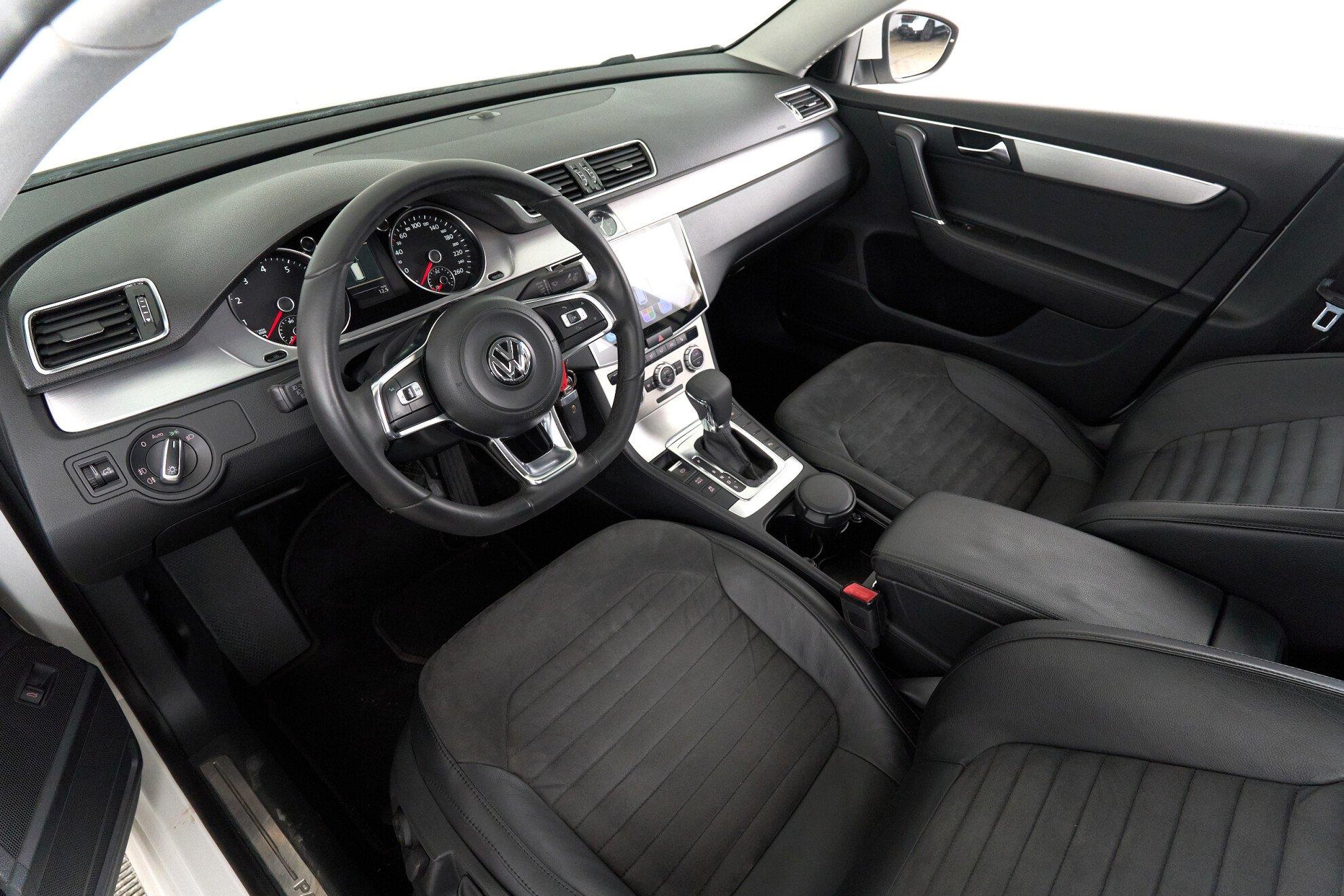 Volkswagen Passat 2011, белый