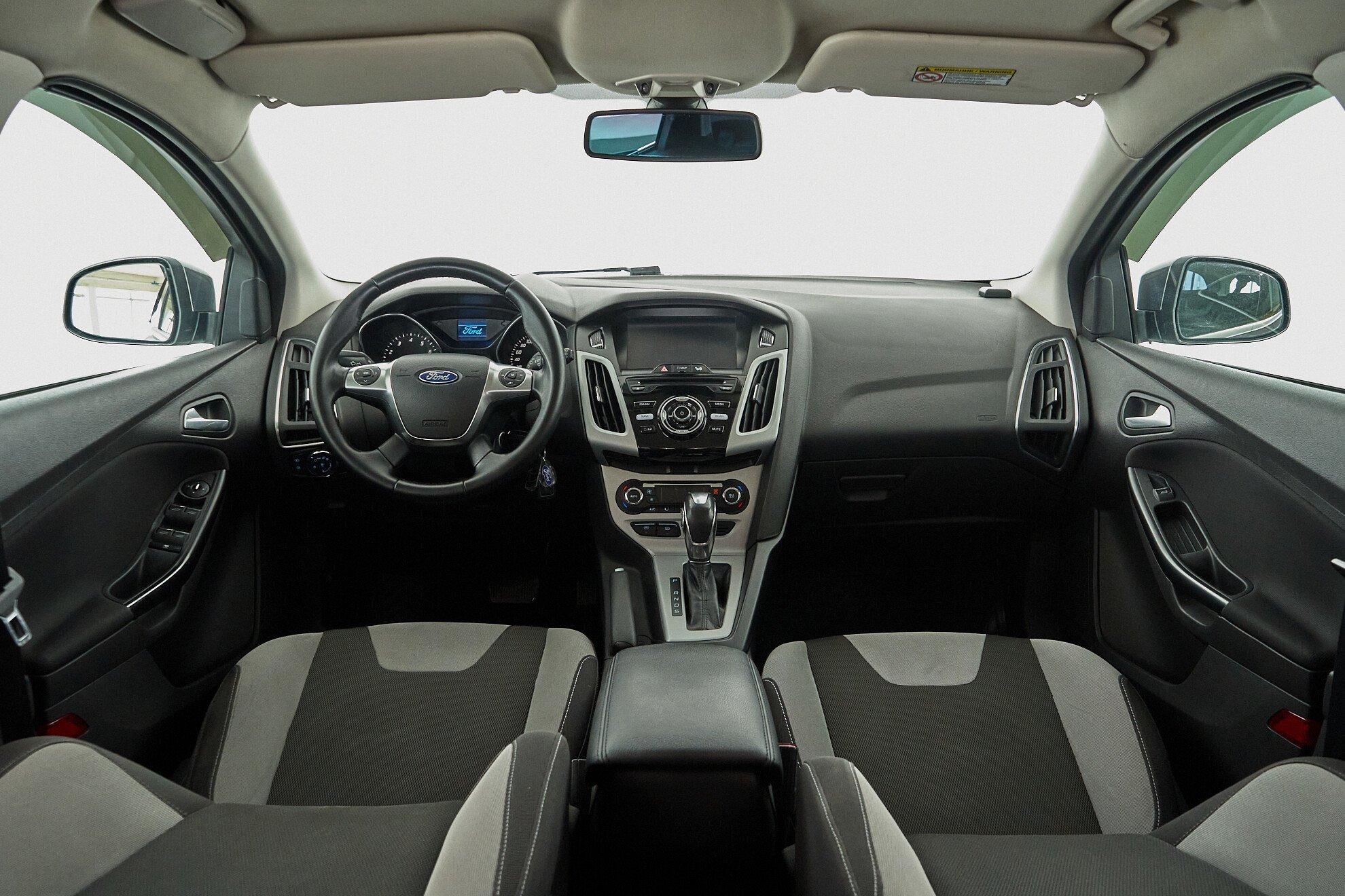 Ford Focus 2014, серый