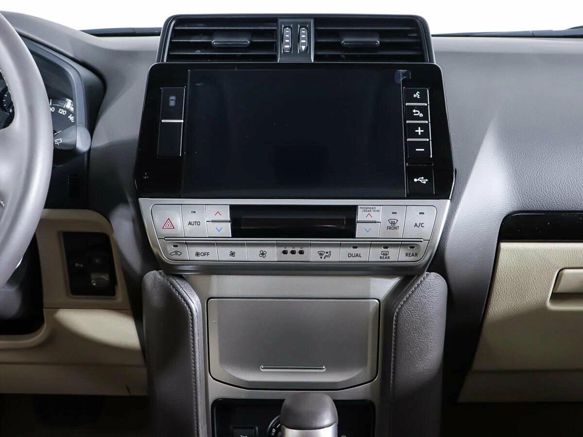 Toyota Land Cruiser Prado 2022, белый