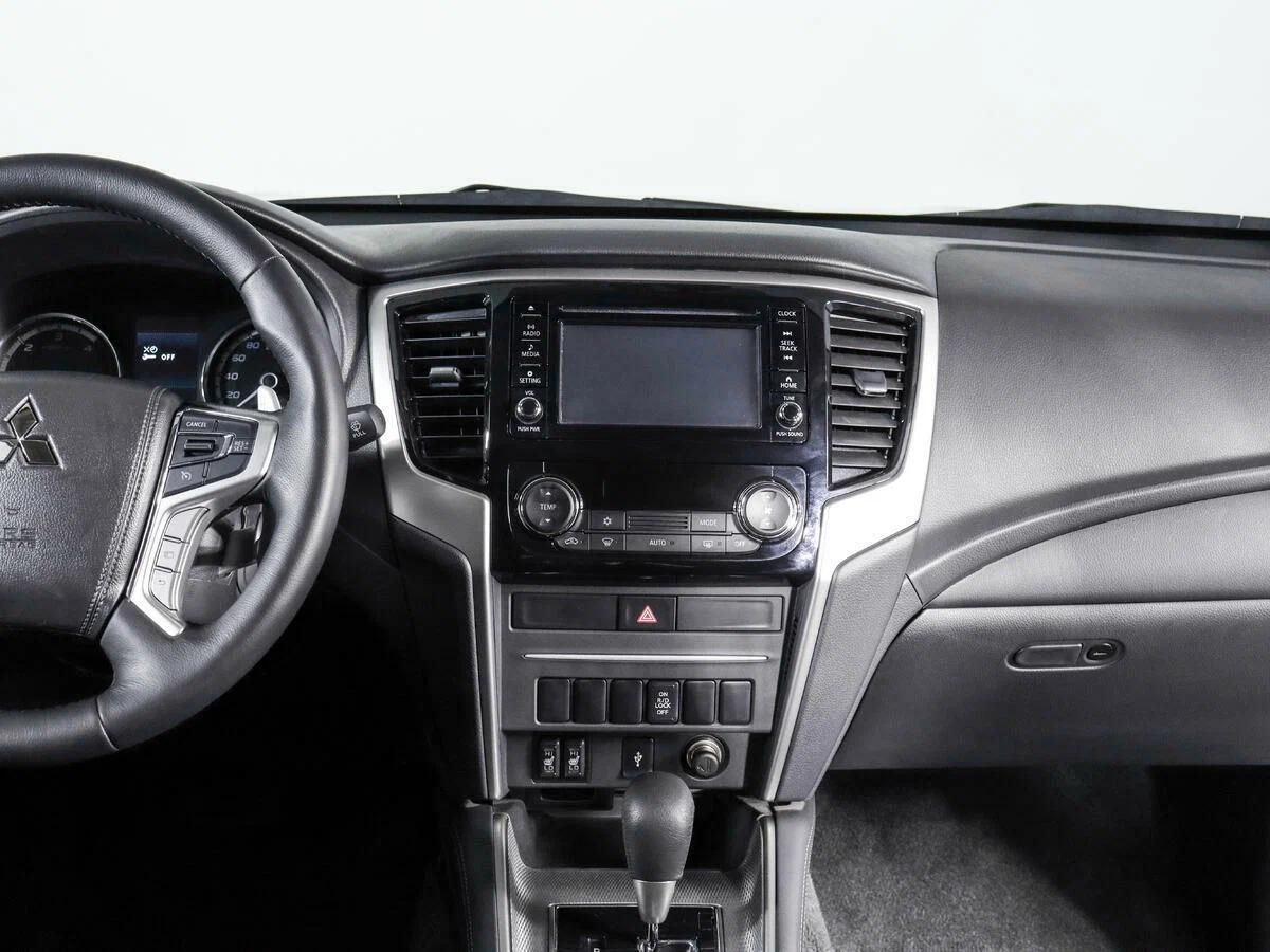 Mitsubishi L200 2023, серебряный