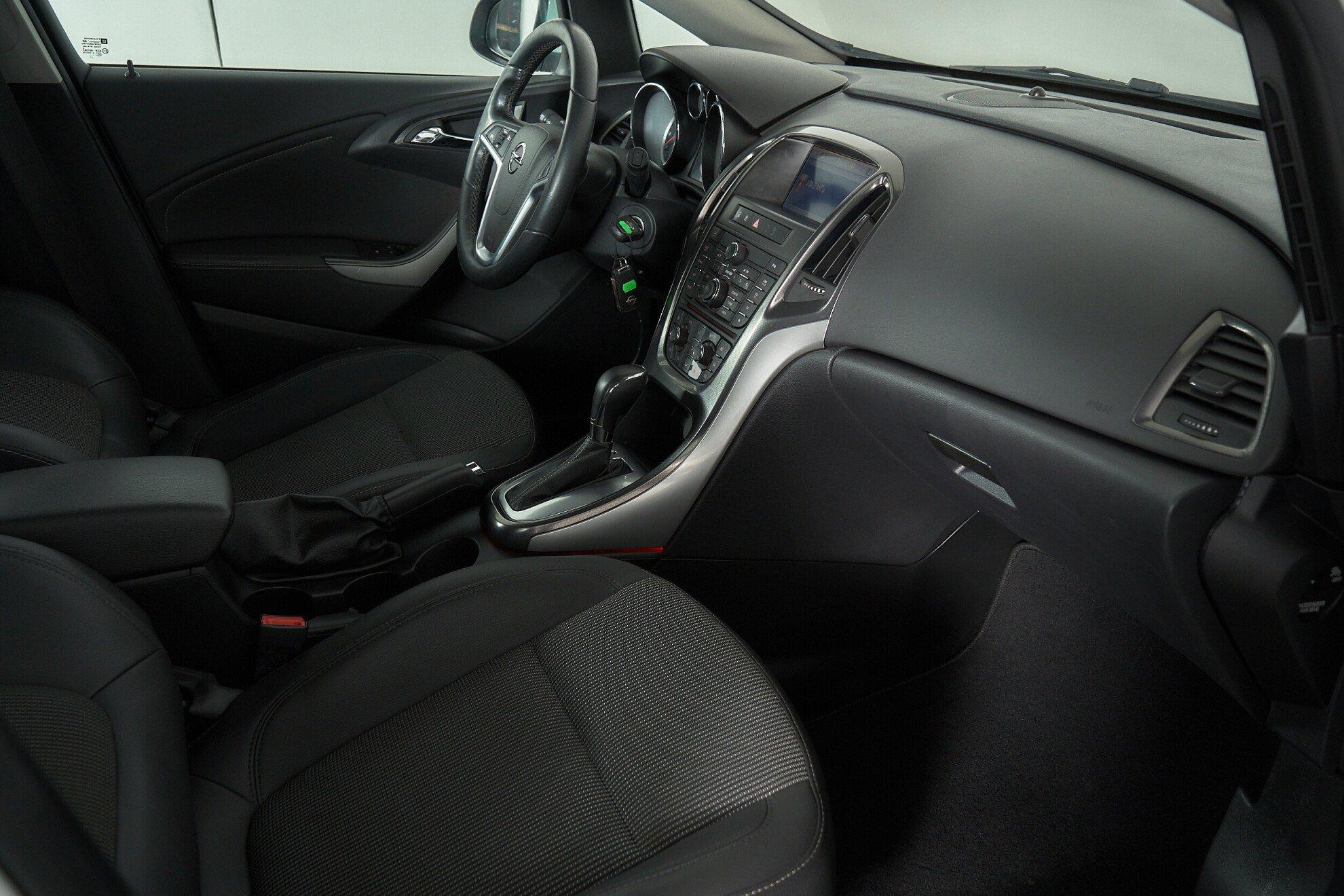 Opel Astra 2011, белый