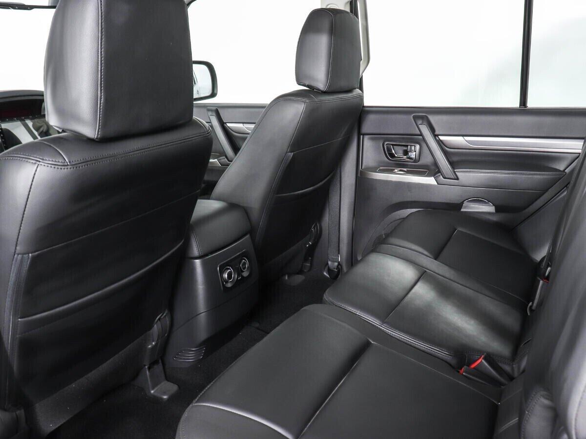 Mitsubishi Pajero 2021, белый