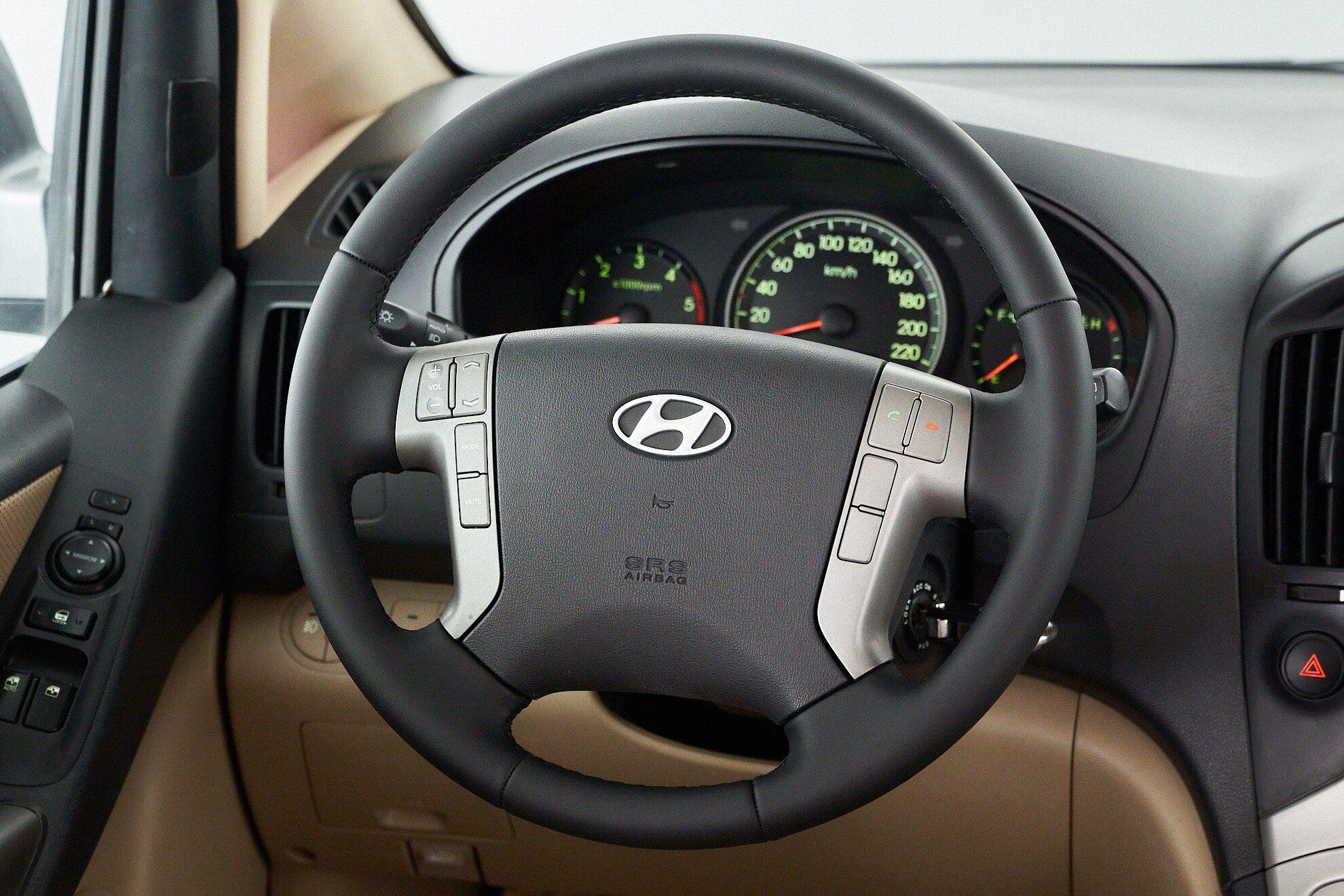 Hyundai Grand Starex 2013, серебряный
